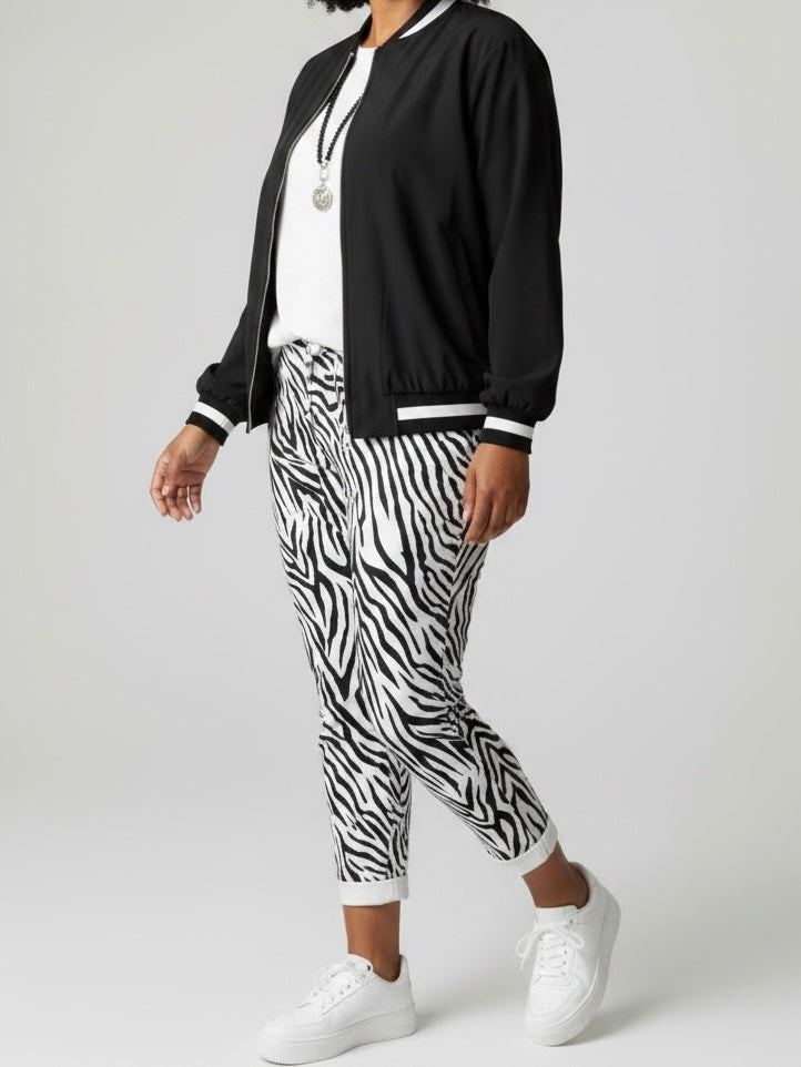 Hose mit Kordelzug und „Animal Print“ in schwarz - weiß