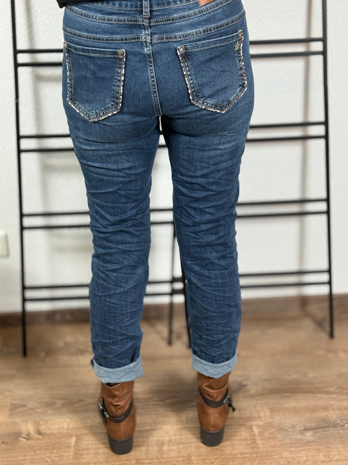 Jeans mit „Animal“ Verzierungen an den Taschen in blau