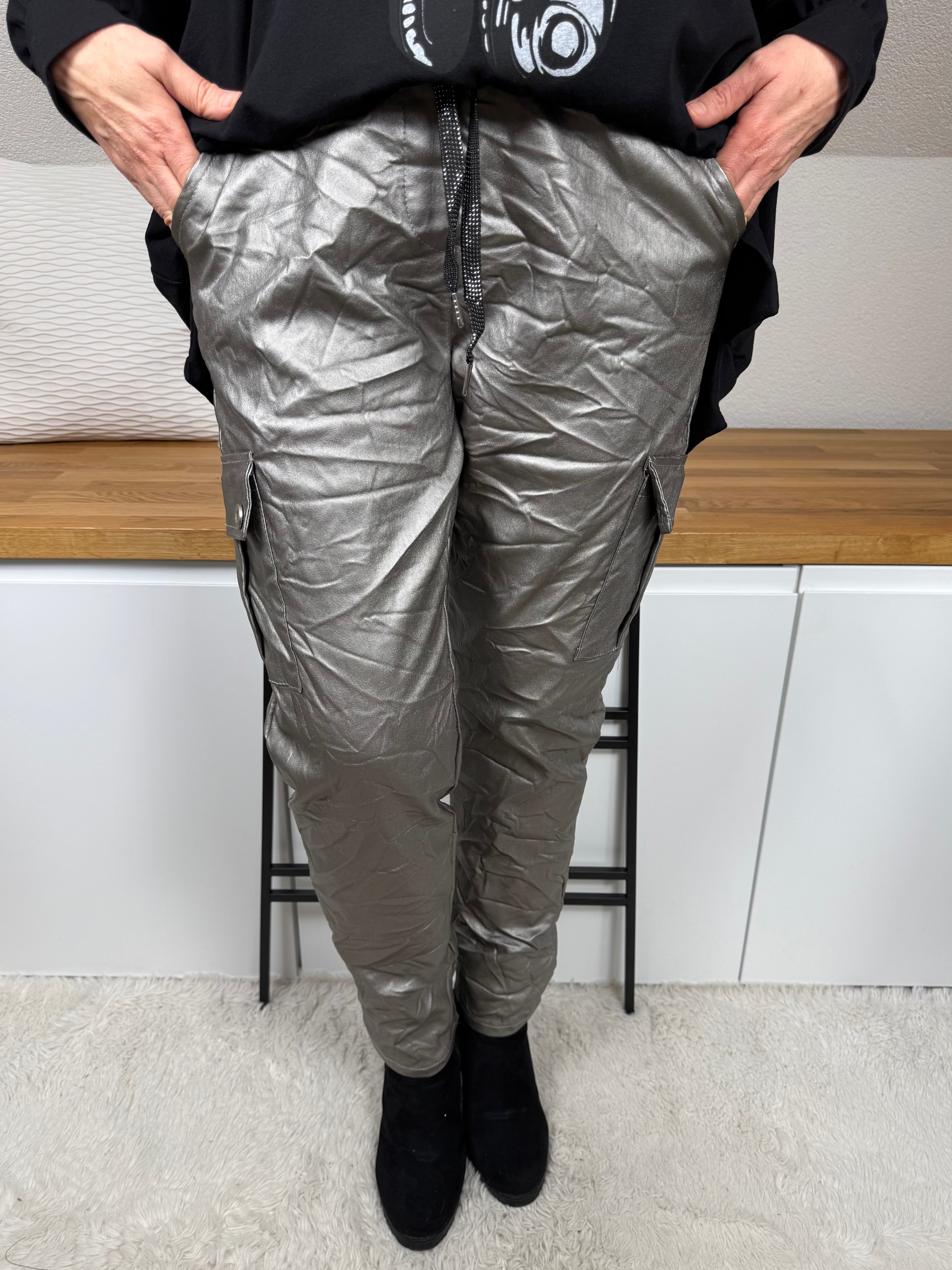 Damen Cargo Jogpant „Kunstleder“ Gr. 44 - 48 in silbergrau