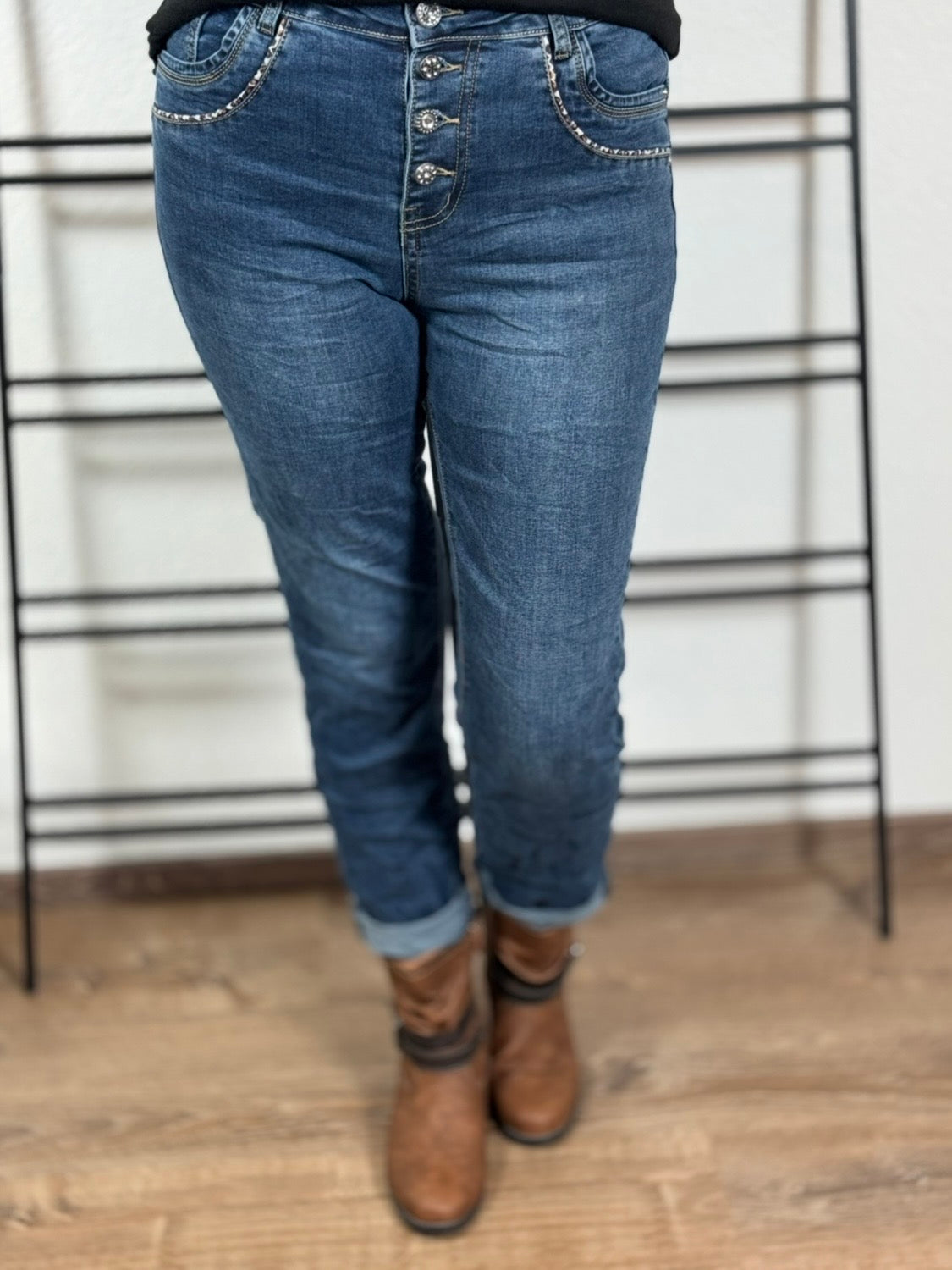 Jeans mit „Animal“ Verzierungen an den Taschen in blau