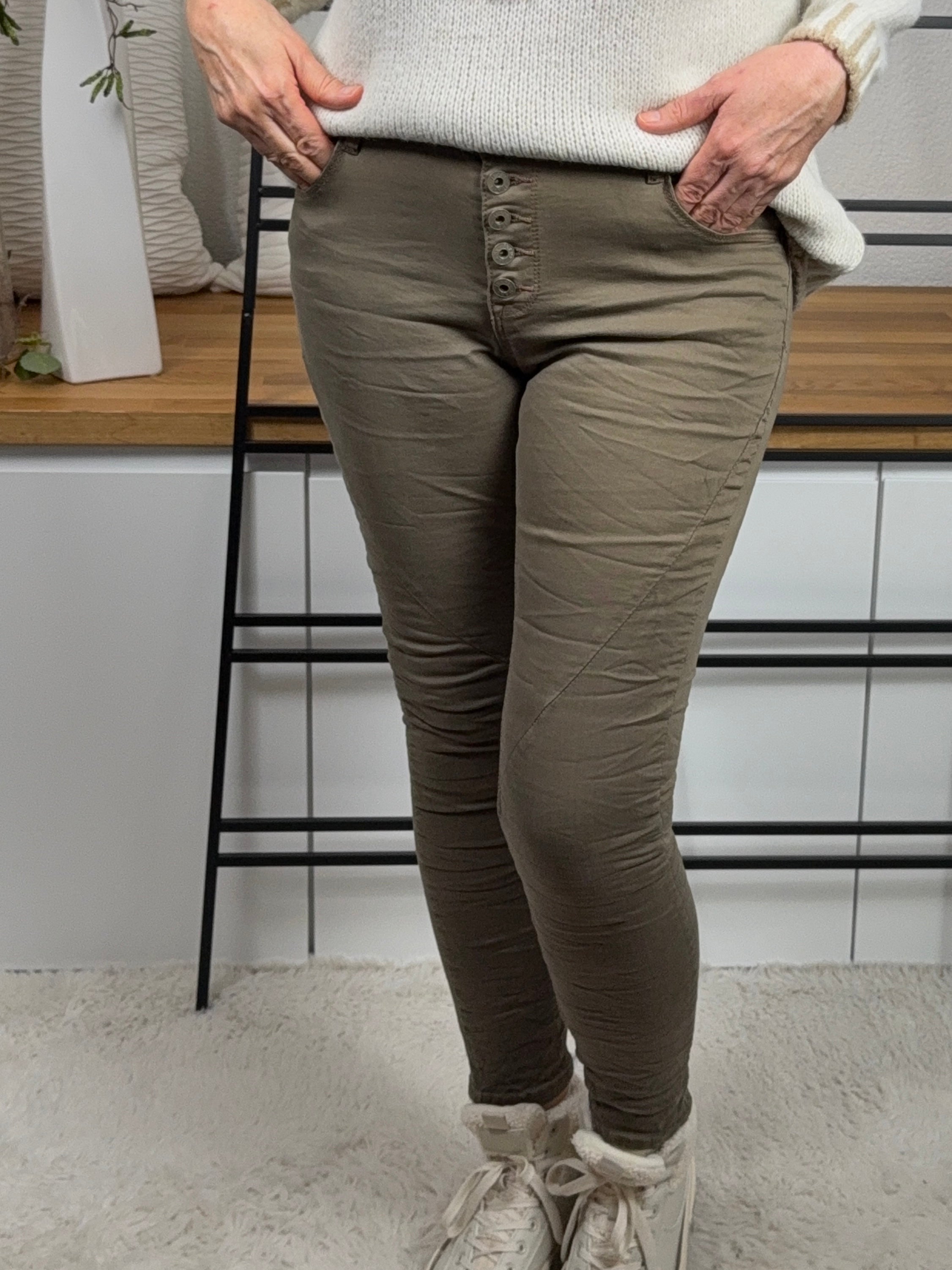 Damen - Jeans mit tollen Details Gr. 38 - 48 in olive - taupe