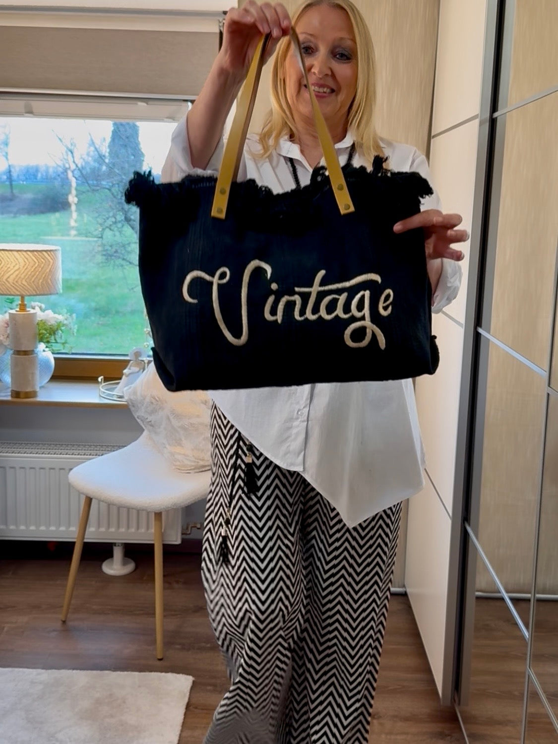 Leinen - Tasche „Vintage“ handgestickt mit Lederhenkel