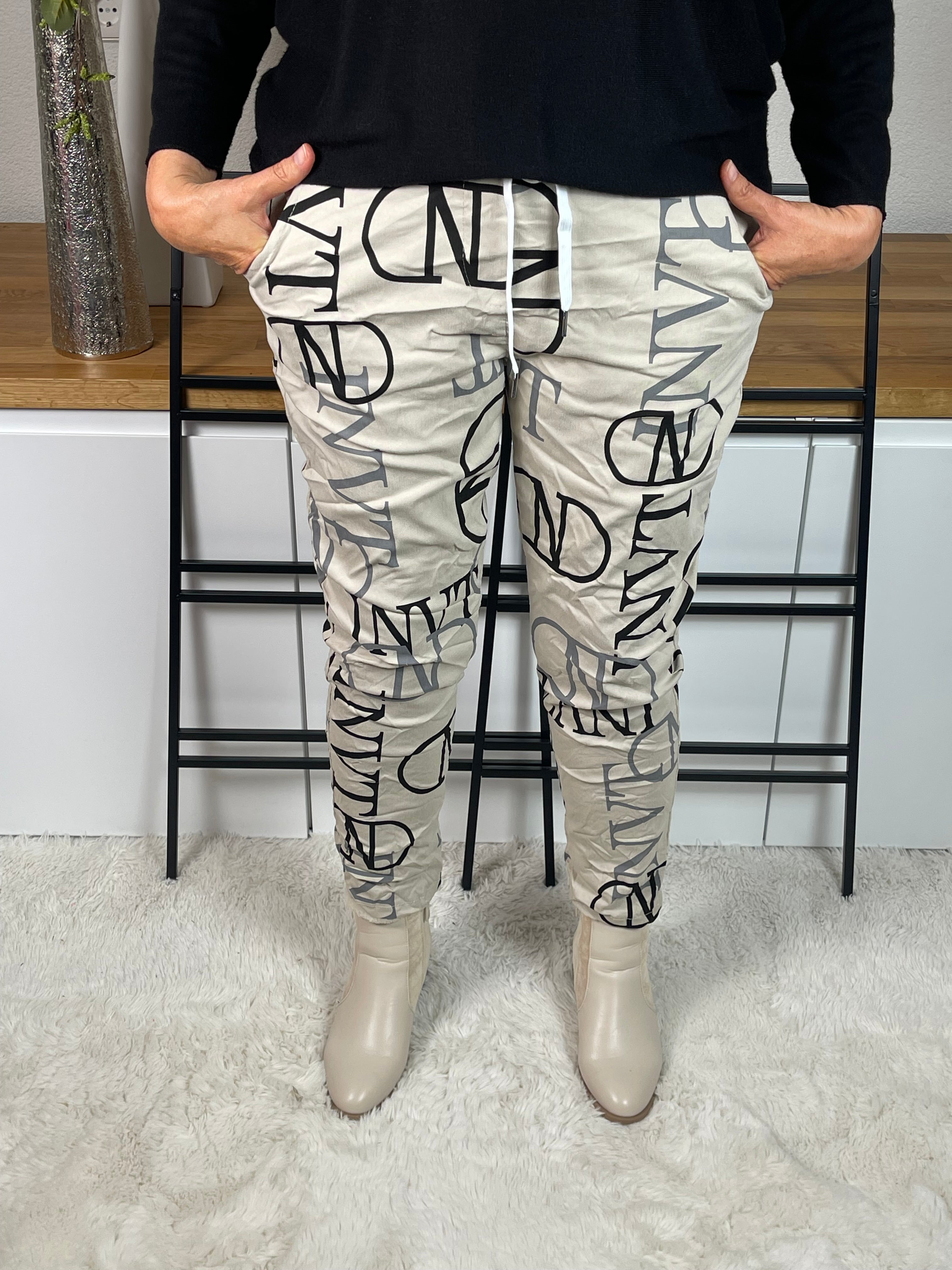 •	Jogginghose mit Schriftzug
	•	JogPant mit Buchstaben
	•	Jogginghose mit Print
	•	Jogginghose mit Lettern
	•	Jogginghose bedruckt
	•	Bedruckte JogPant
	•	Jogginghose mit Text
	•	Jogger mit Schriftzug