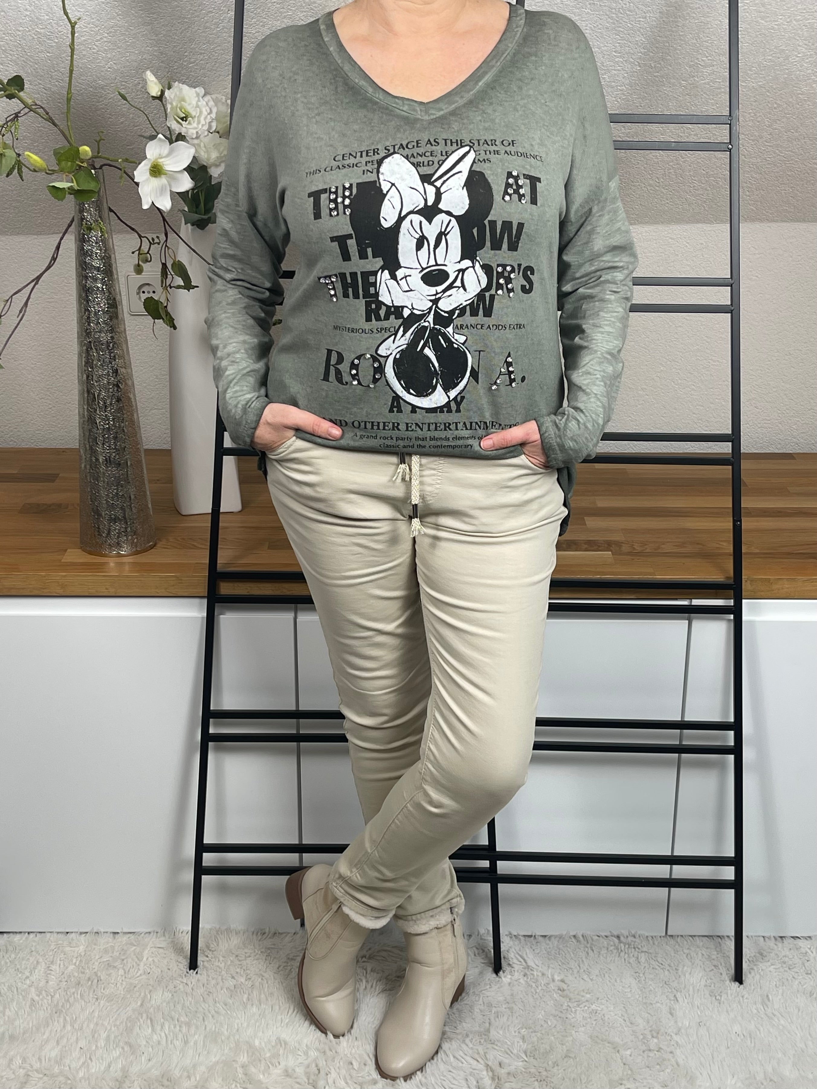 Mickey -Mouse Damenshirt langarm,  aus 100 % Baumwolle mit V-Ausschnitt, Micki Druck sowie Glitzer- und Pailletten-Details, in khaki, Frontansicht