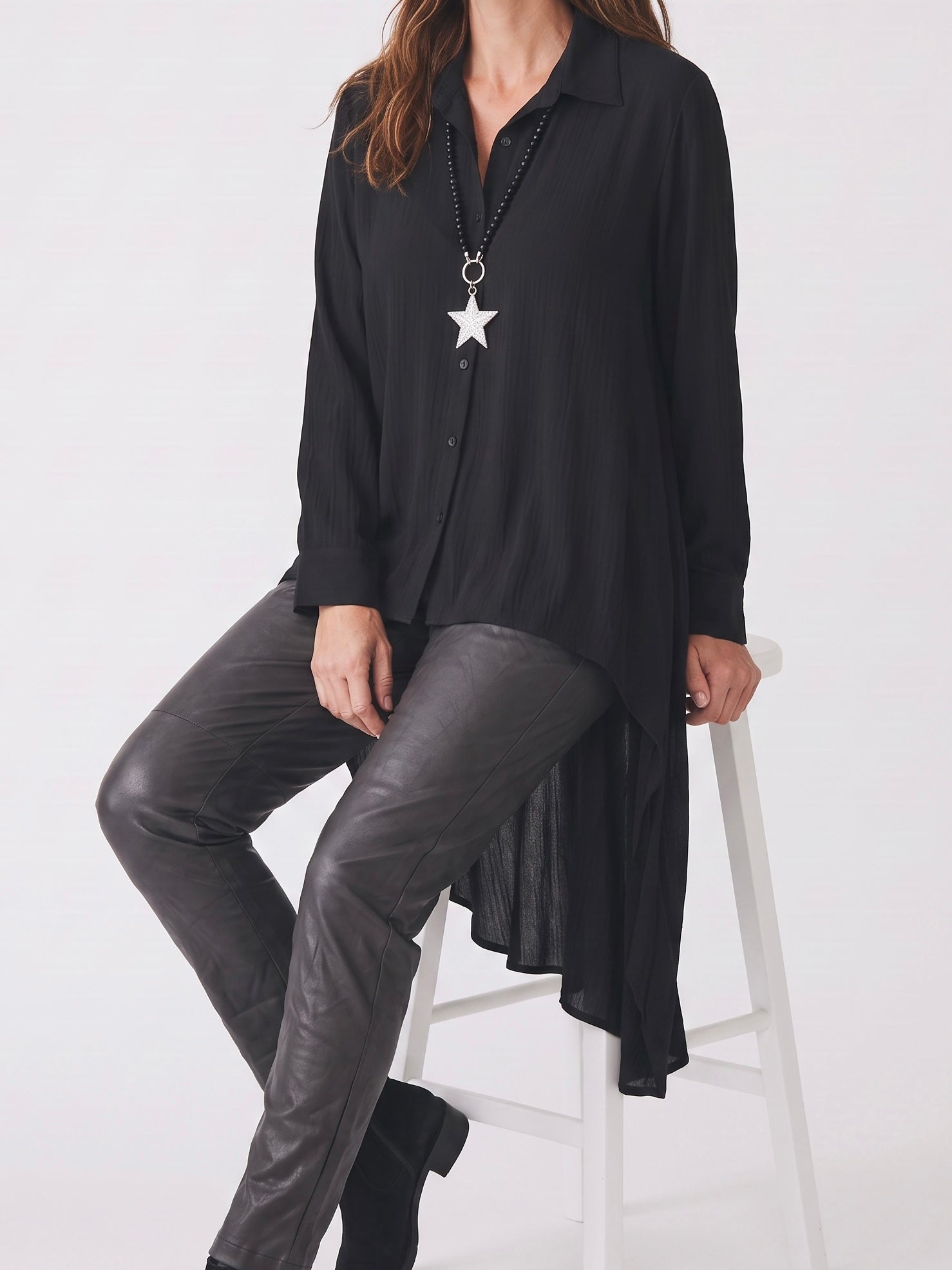 Schicke „Plissee“ Bluse in schwarz