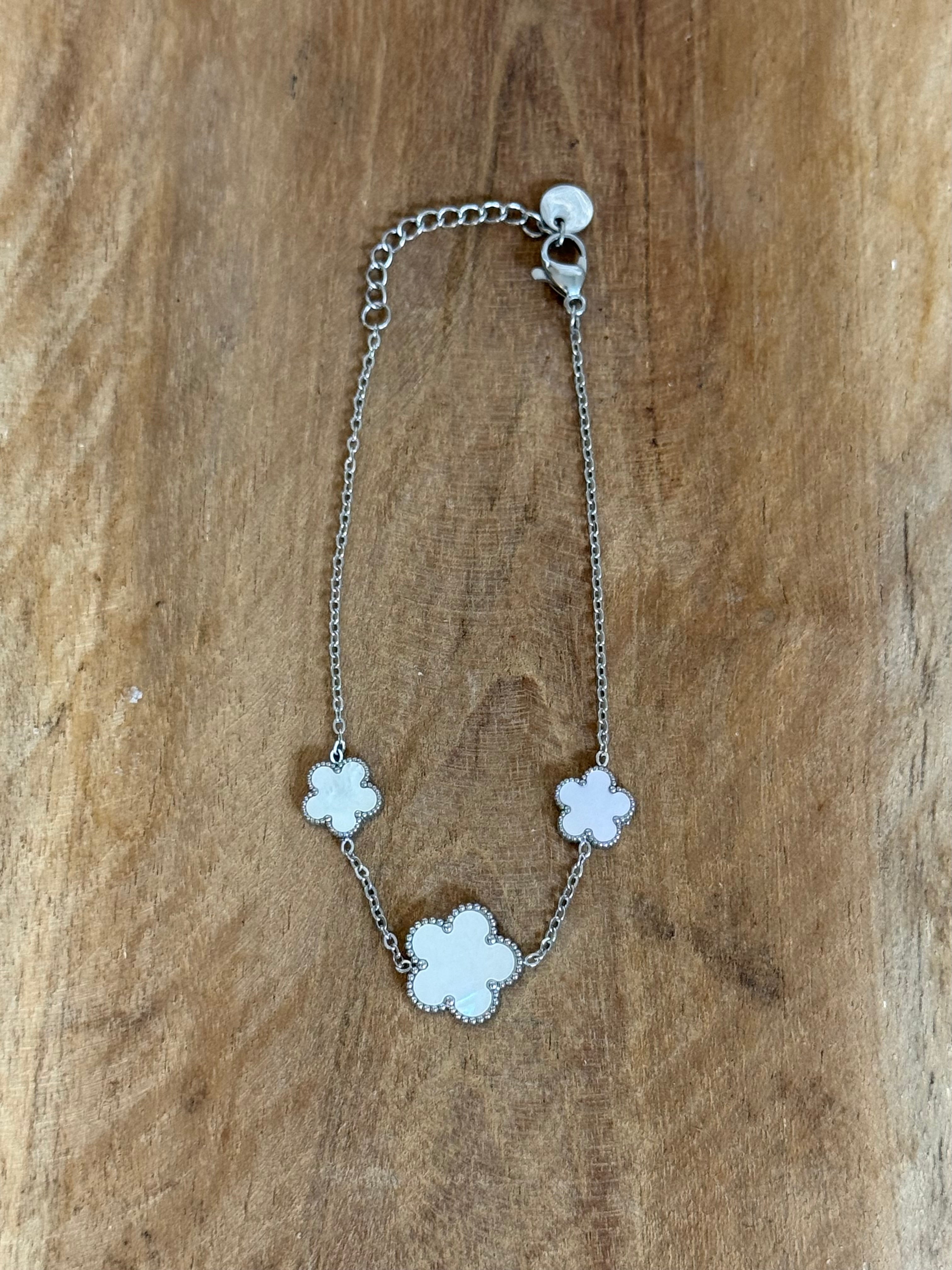 Armband „Blüten“ mit „Perlmutt“ aus „Edelstahl“ in silberfarben