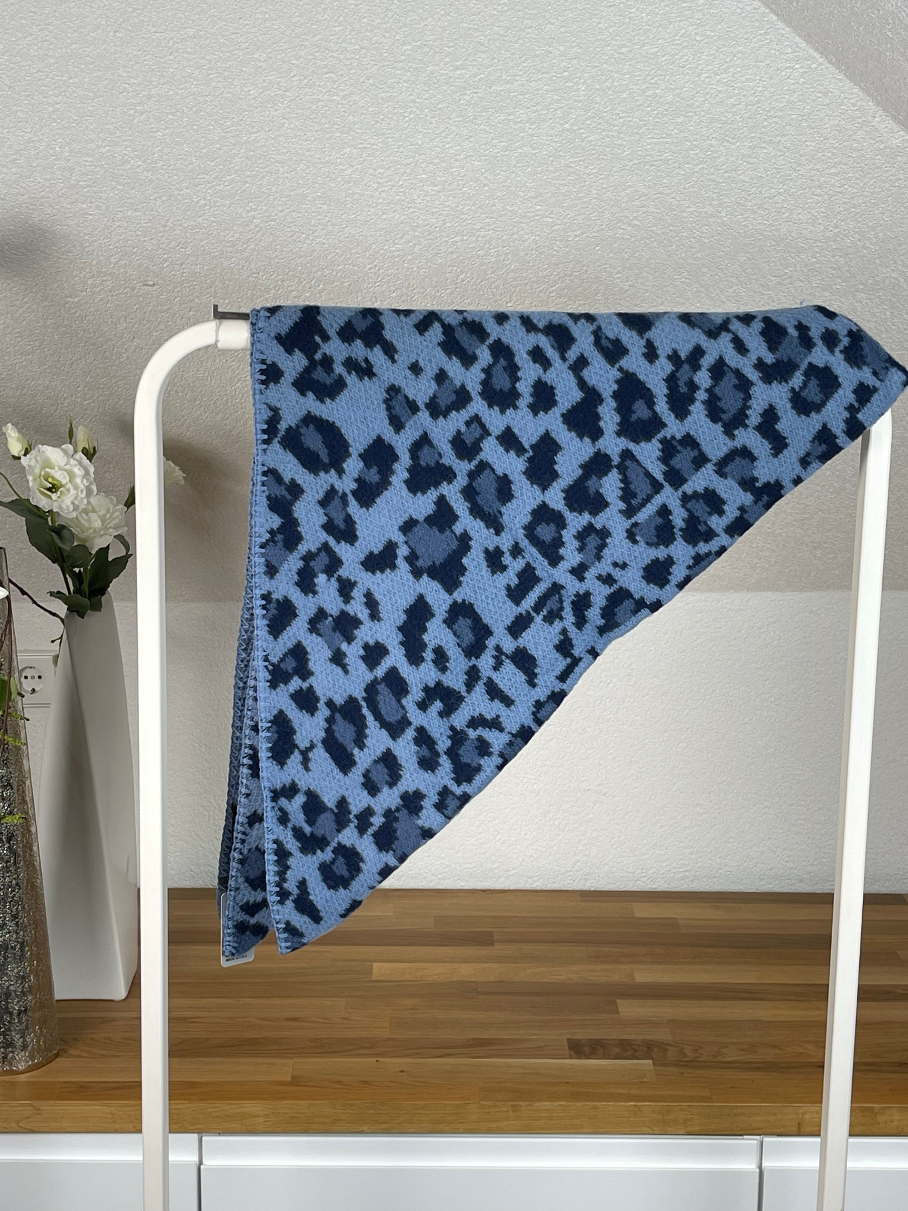 •	Modischer Dreiecksschal Animal Print                                                        •	Stylisches Dreieckstuch aus Viskose
•	Eleganter Dreiecksschal mit Leopardenmuster
•	Flauschiger Dreiecksschal für Damen
	•	Dreiecksschal aus weicher Viskose mit Tiermuste