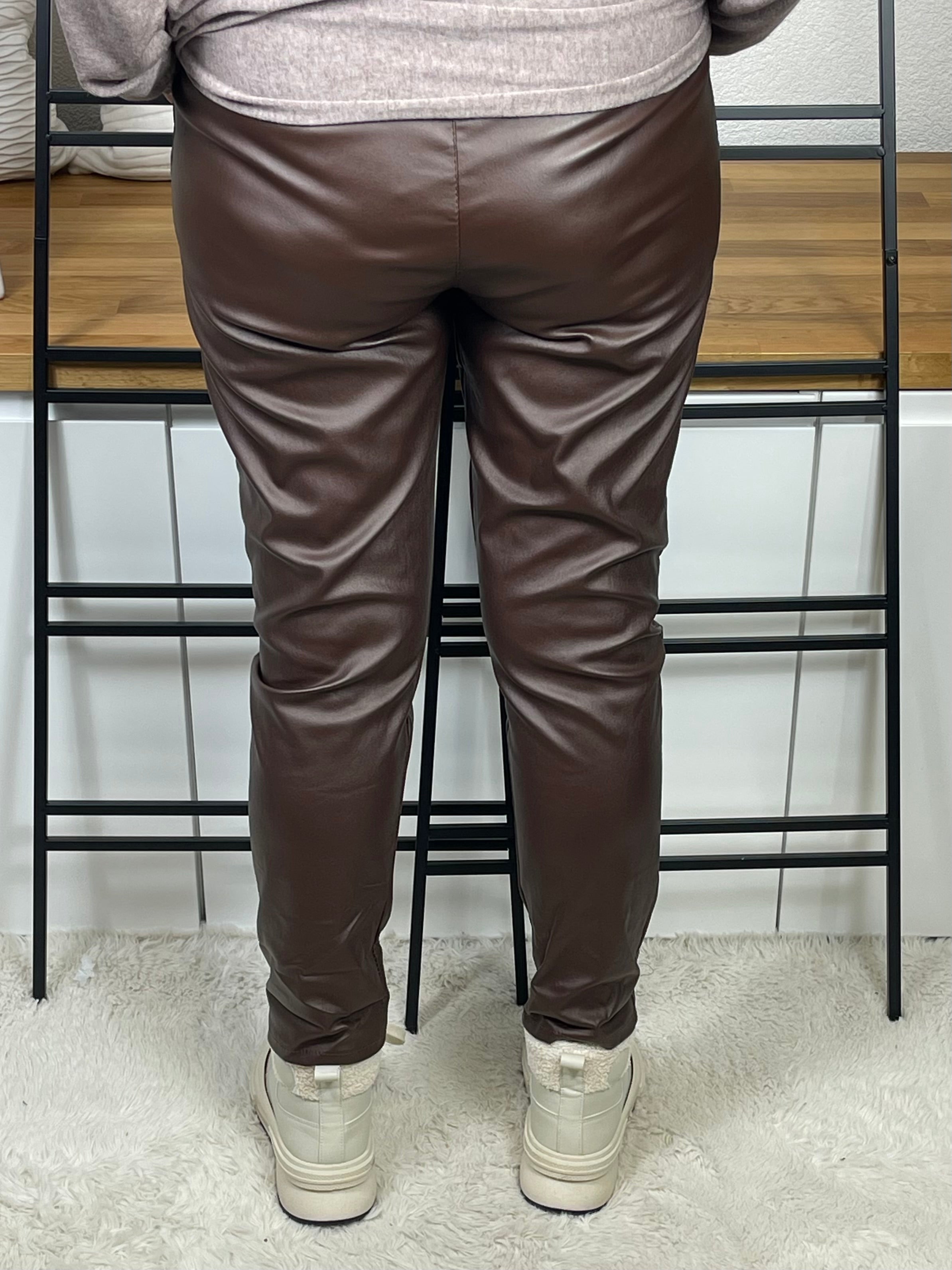 Damen Jogpant „Kunstleder“ mit Gürtel Gr. 38 - 44 in 2 Farben