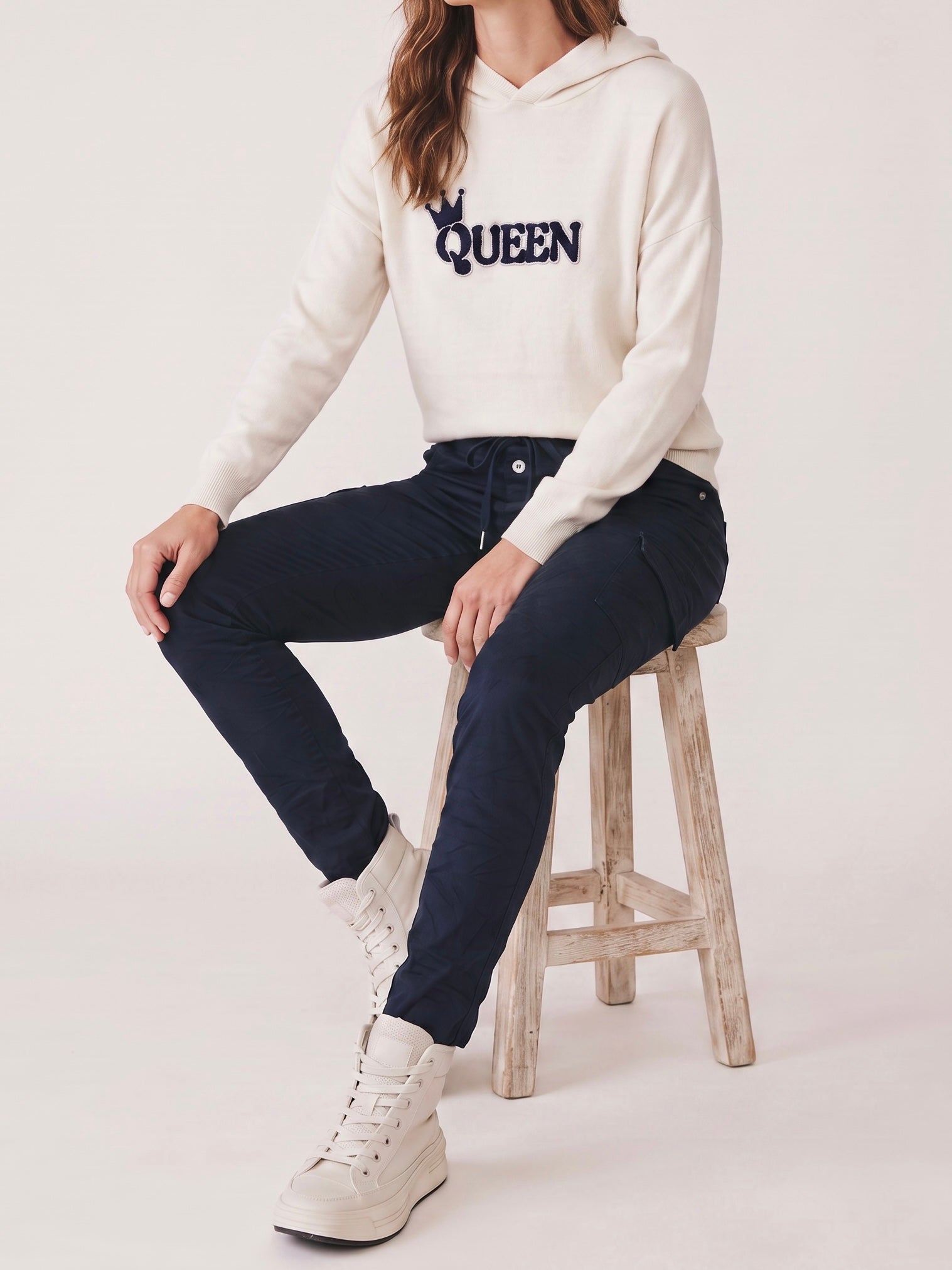 Hochwertiger Hoodie „Queen“ mit Glitzer und Pailletten in creme