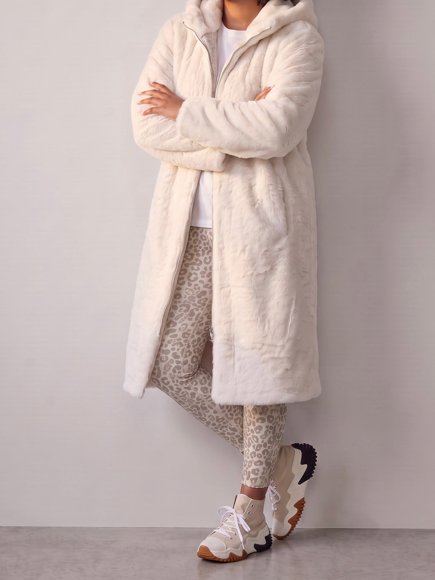 Exclusiver Kunstfell - Mantel mit Kapuze in creme