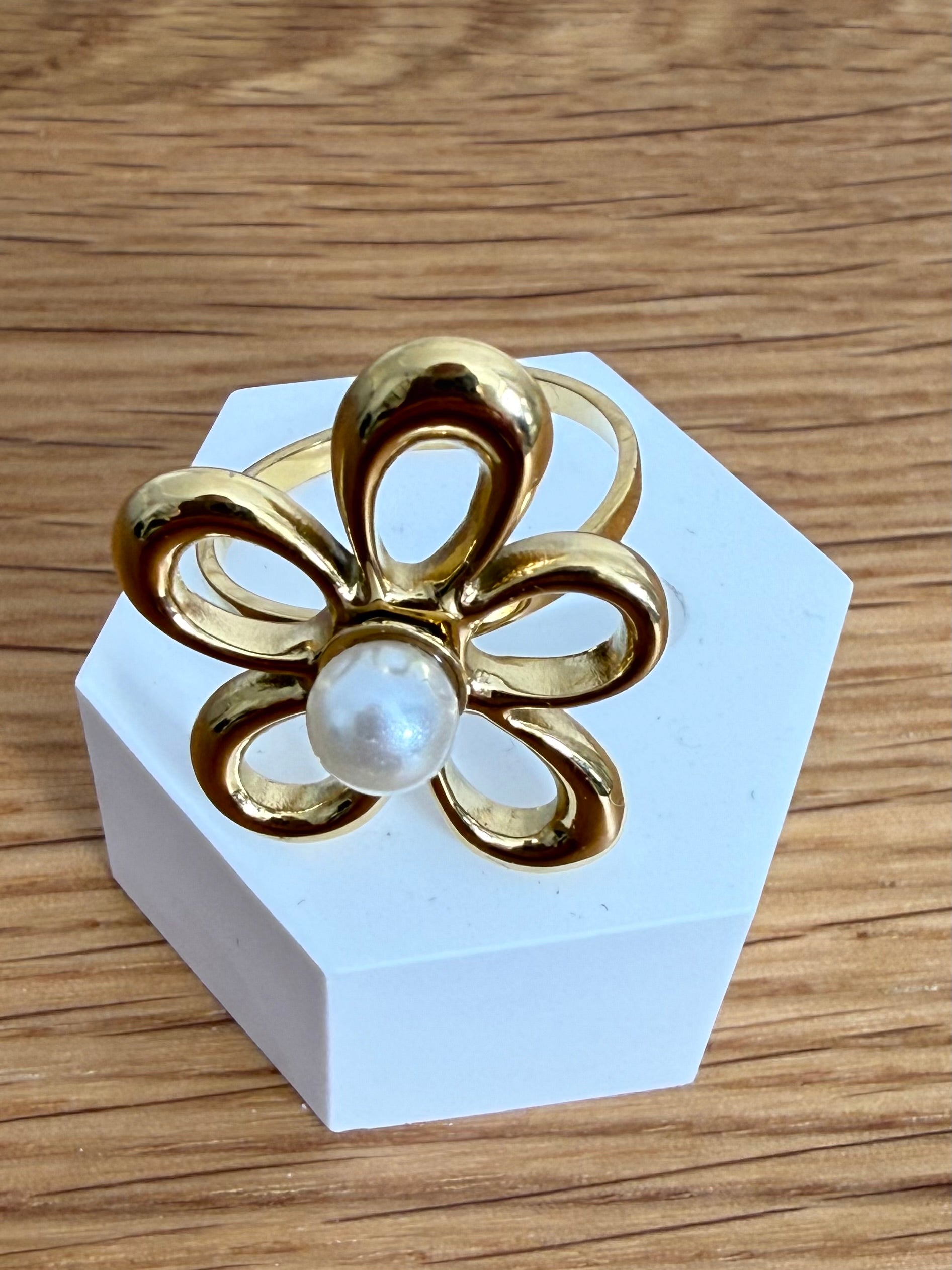 Großer Ring in Blütenform mit Perlmutt in gold