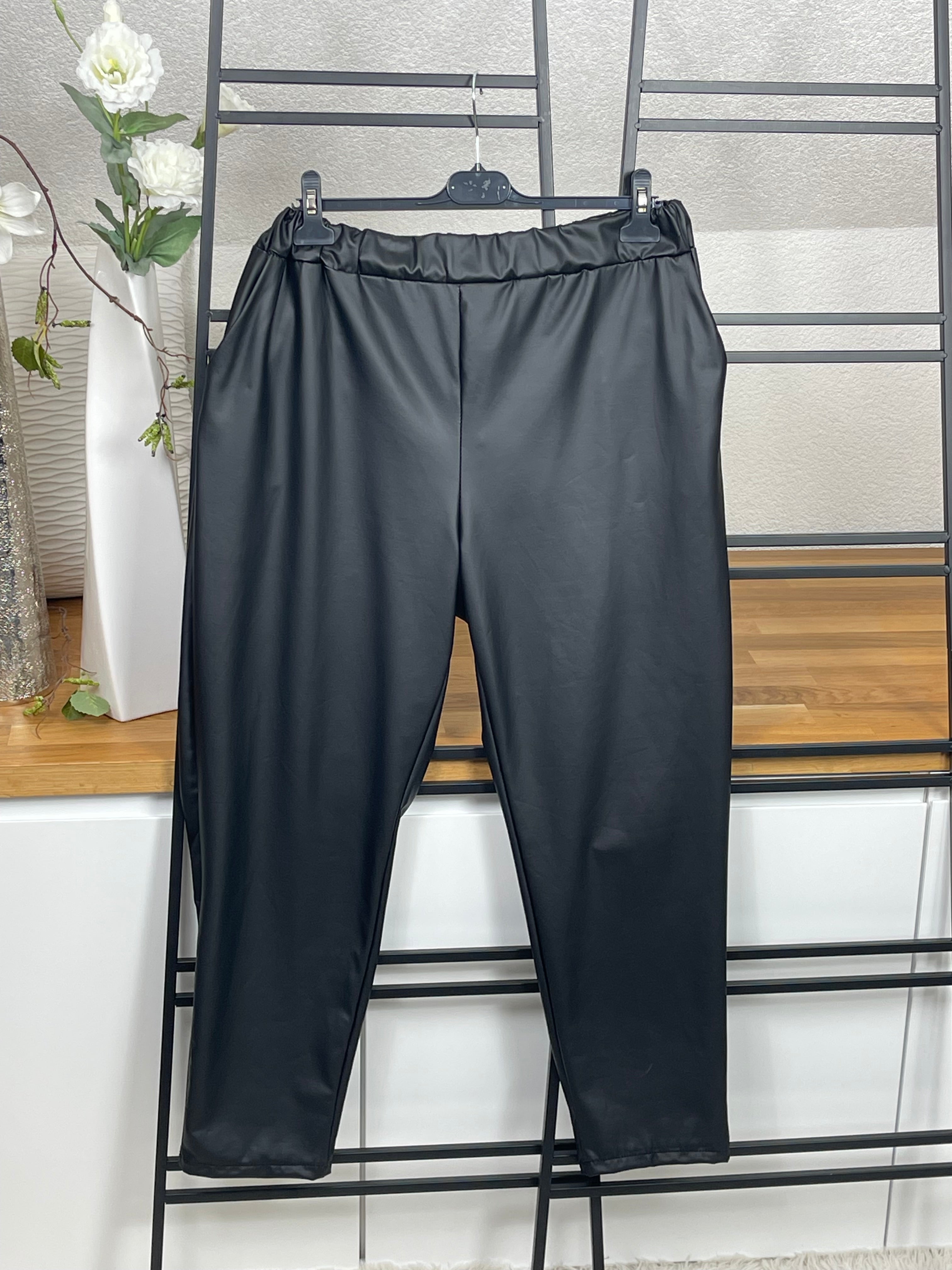 Damen Jogpant „Kunstleder“ Gr. 44 -52 in schwarz