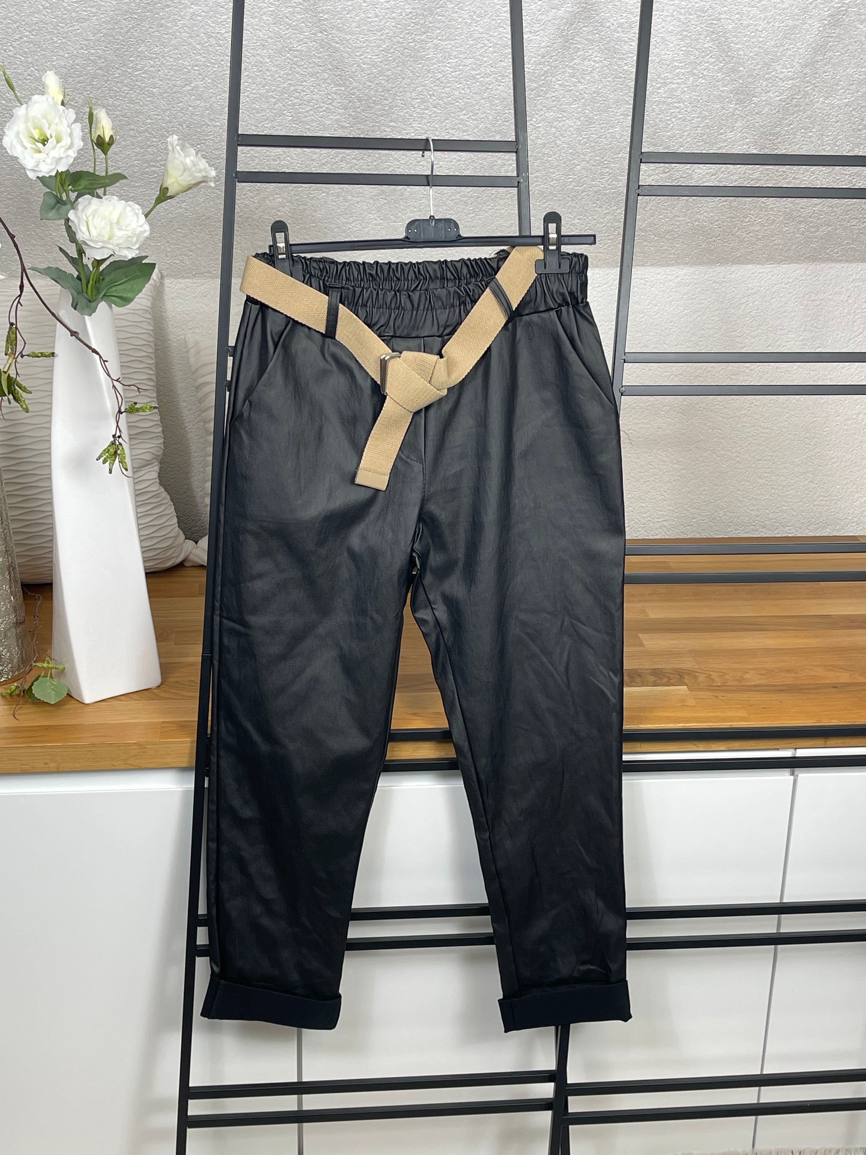 Damen Jogpant „Kunstleder“ mit Gürtel Gr. 38 - 44 in 2 Farben