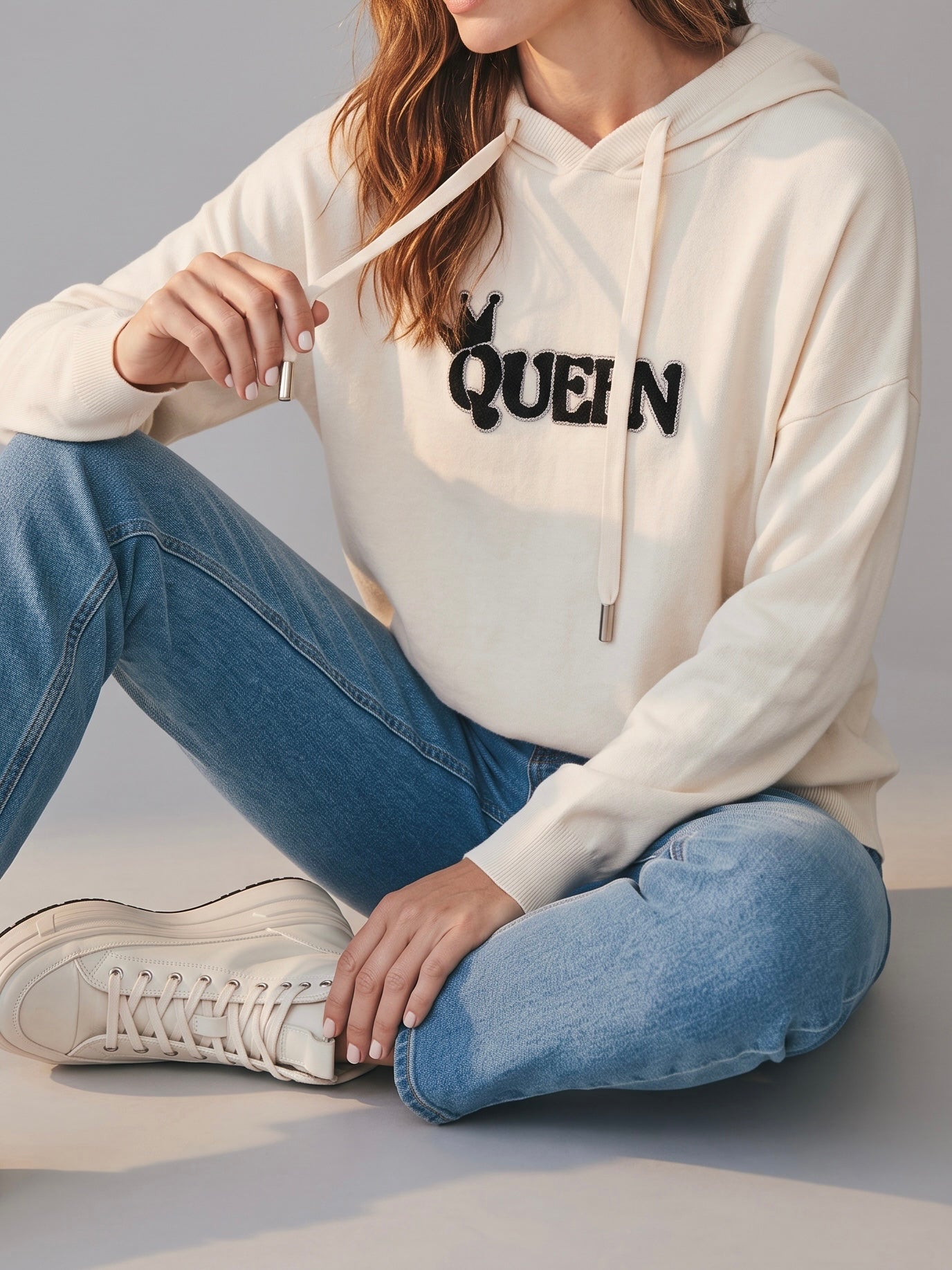 Hochwertiger Hoodie „Queen“ mit Glitzer und Pailletten in creme