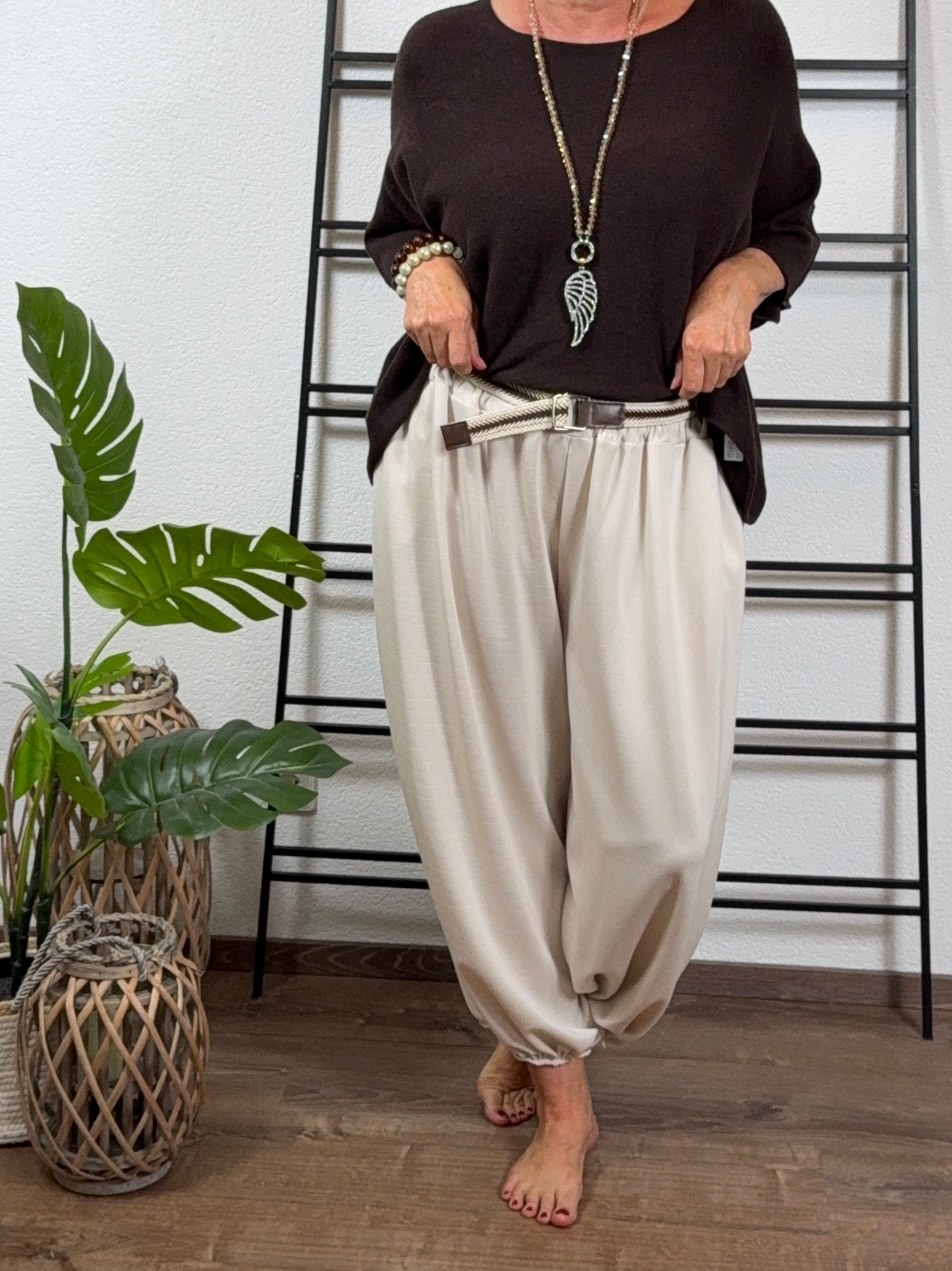 Elegante Haremshose mit Kordel und Gürtel in beige