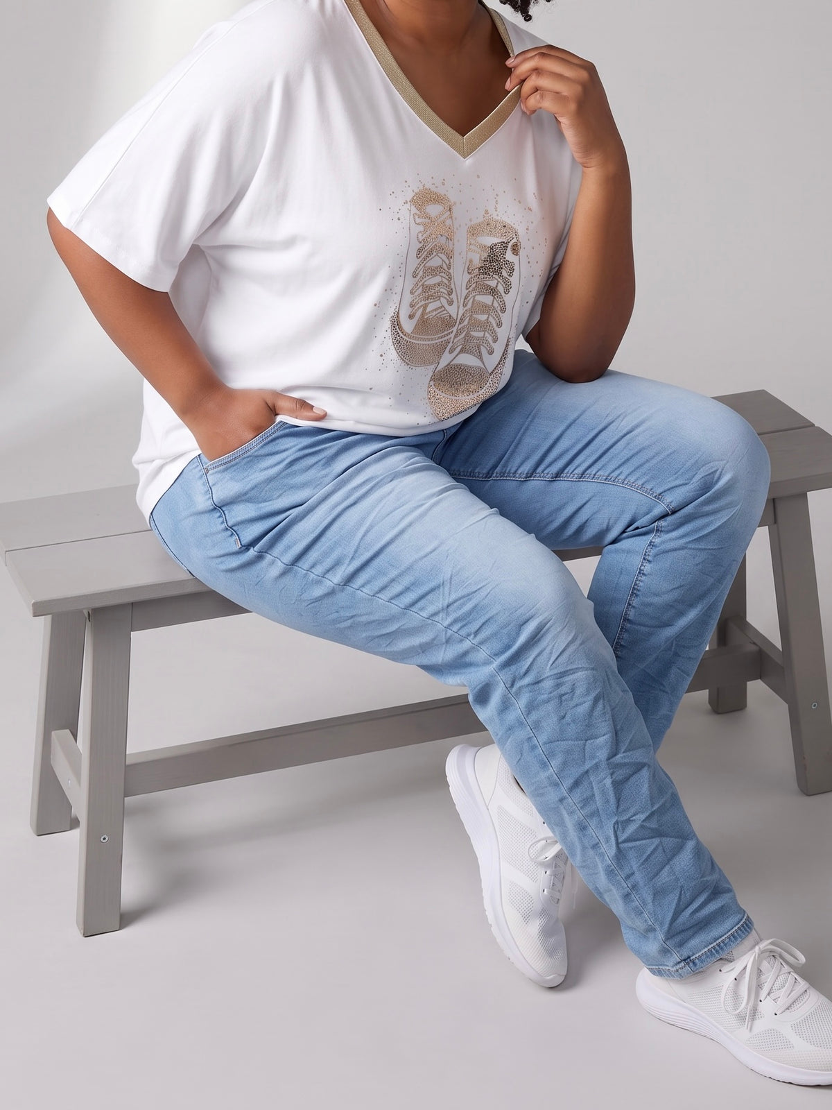 Hochwertiges T - Shirt „Sneaker“ mit Glitzer und Pailletten in 2 Farben