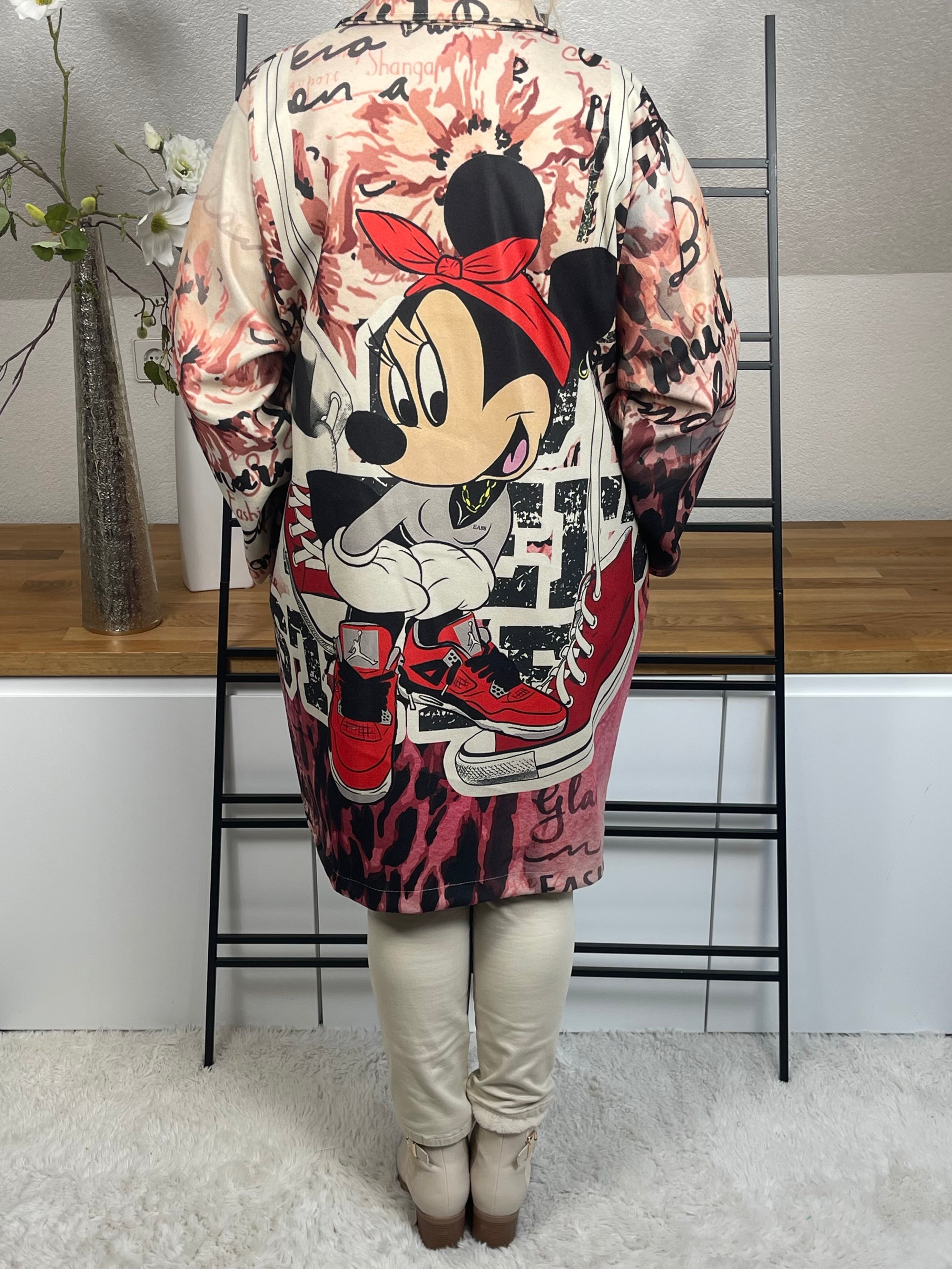 Rückenansicht des „Mickey - Mouse“ Oversize-Mantels aus Velour-Optik mit 50 % Wollanteil, praktischen Taschen, Knöpfen und Kapuze, in rot-bunt