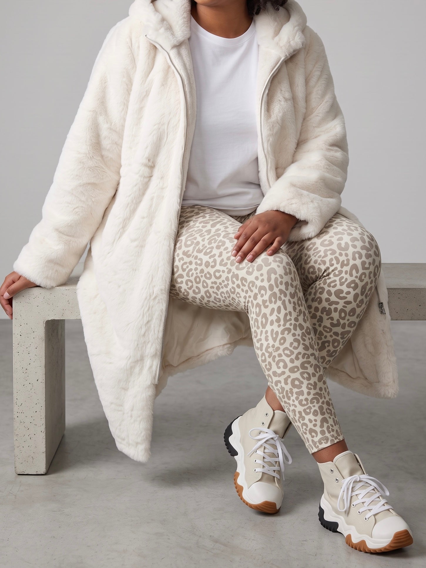 Exclusiver Kunstfell - Mantel mit Kapuze in creme