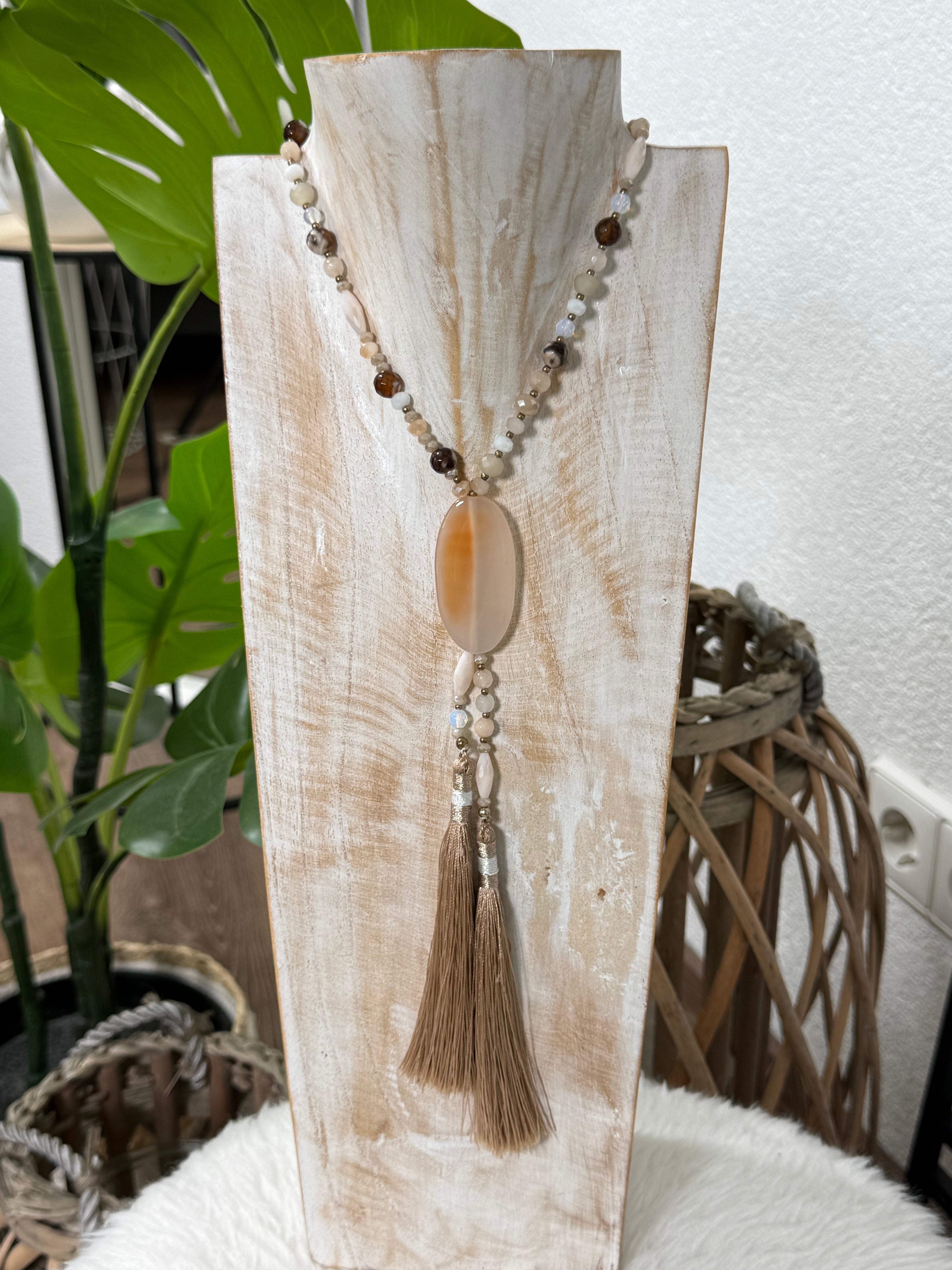 Lange „Statement“ Kette mit Kordel, Perlen und Quasten in naturfarben