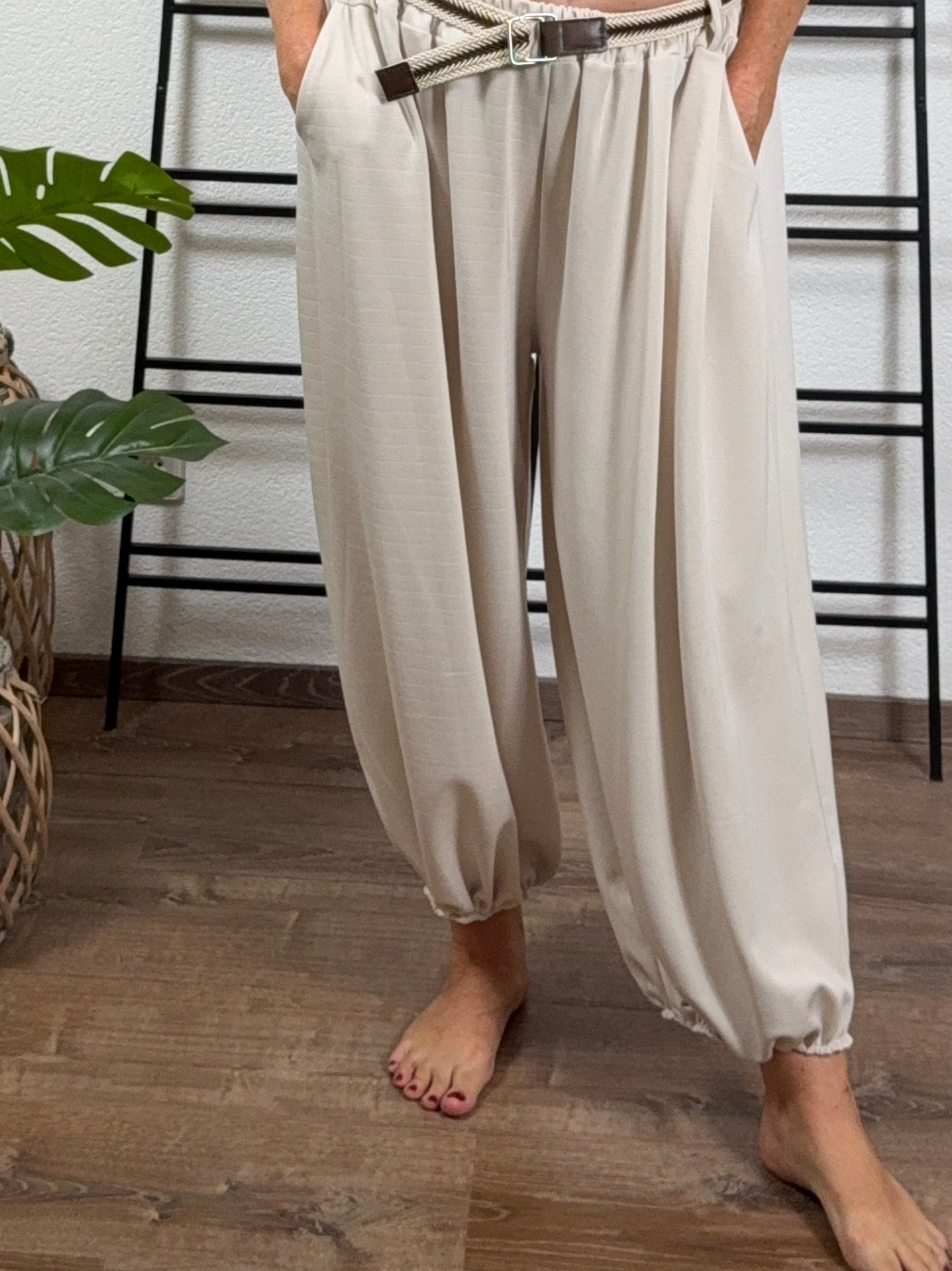 Elegante Haremshose mit Kordel und Gürtel in beige