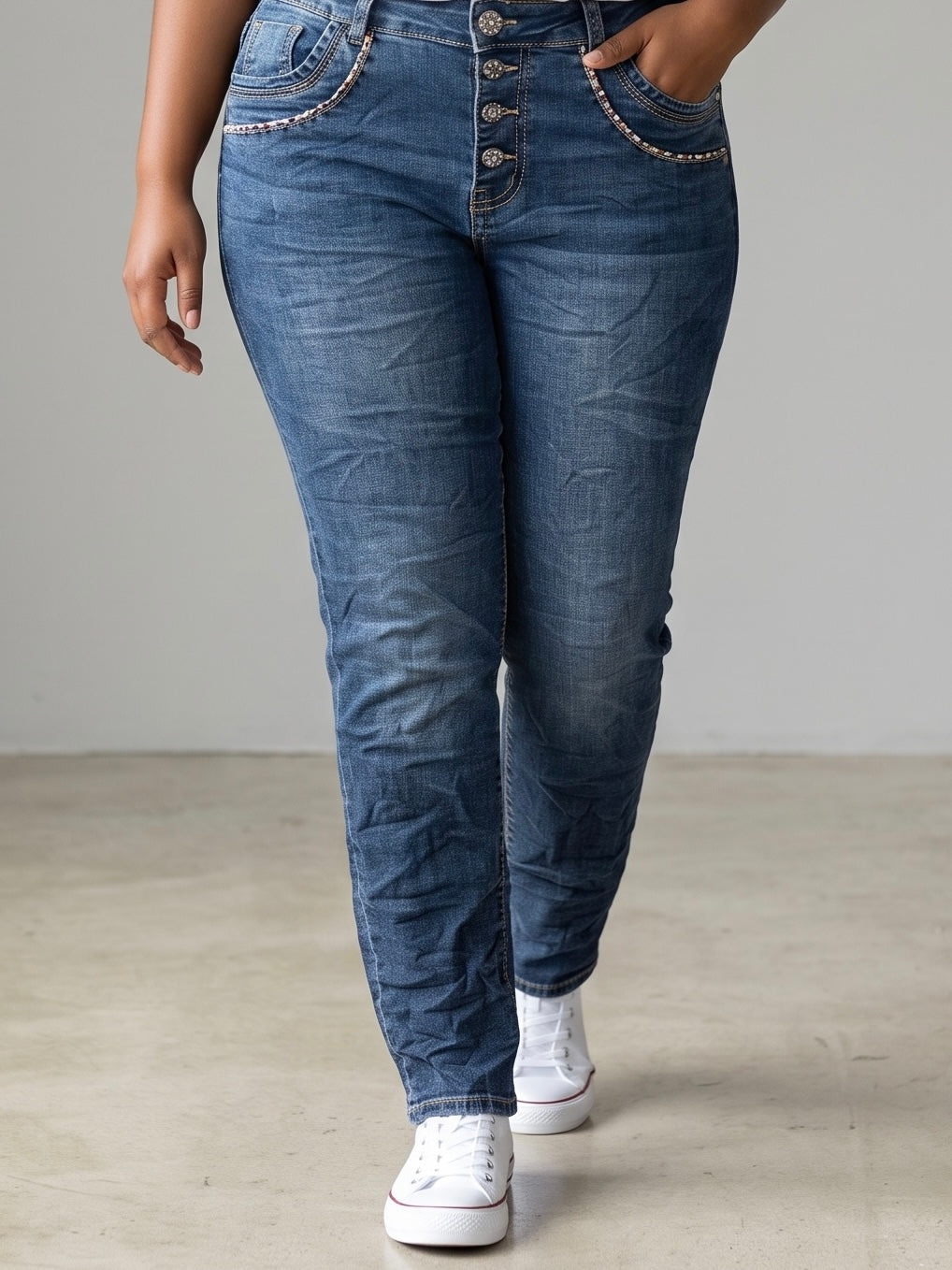 Jeans mit „Animal“ Verzierungen an den Taschen in blau