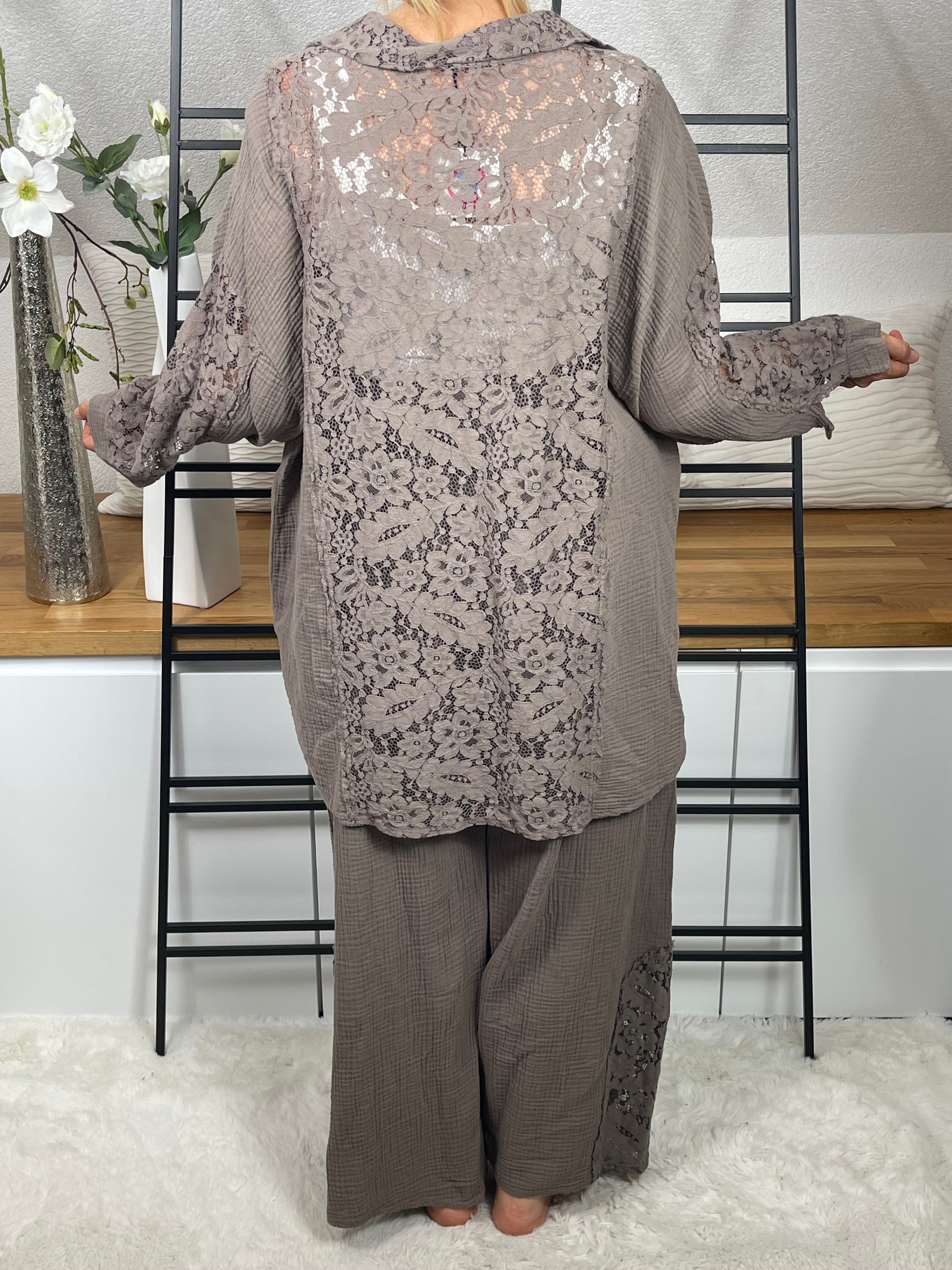 Elegante „Musselin“ Damen Blusen - Jacke mit Spitze Einheitsgrösse Gr. 44 - 50 in 3 Farben