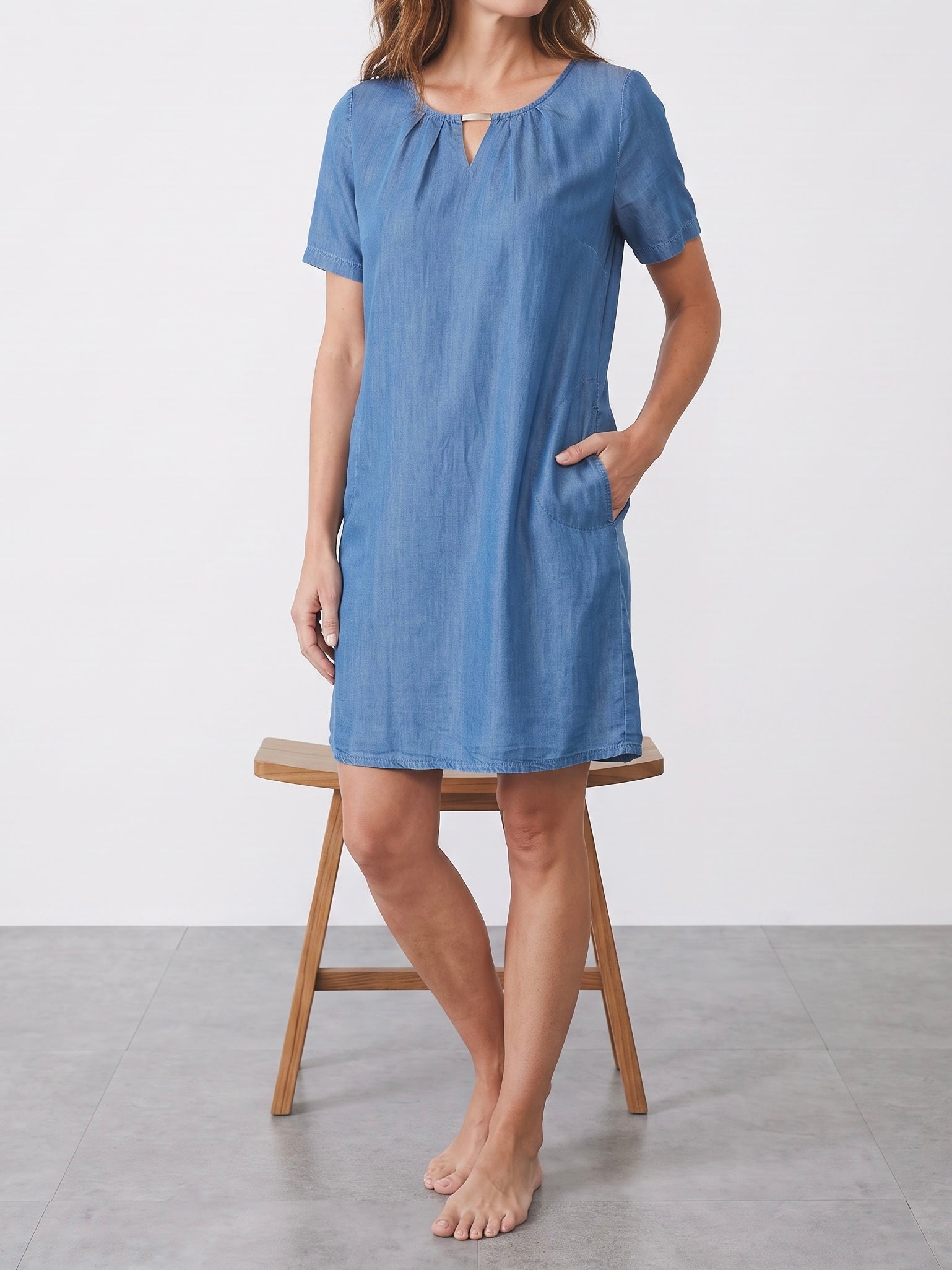 Schickes Kleid mit goldener Schnalle in blau