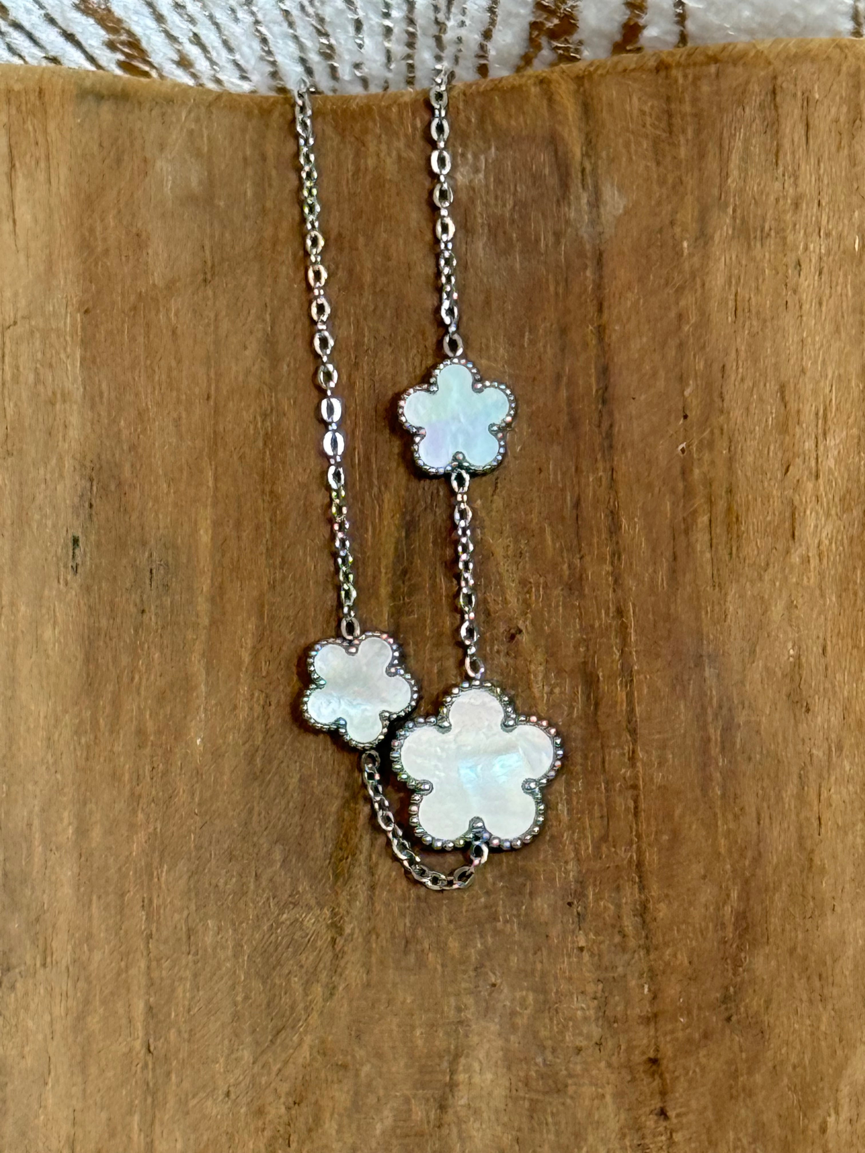 Armband „Blüten“ mit „Perlmutt“ aus „Edelstahl“ in silberfarben