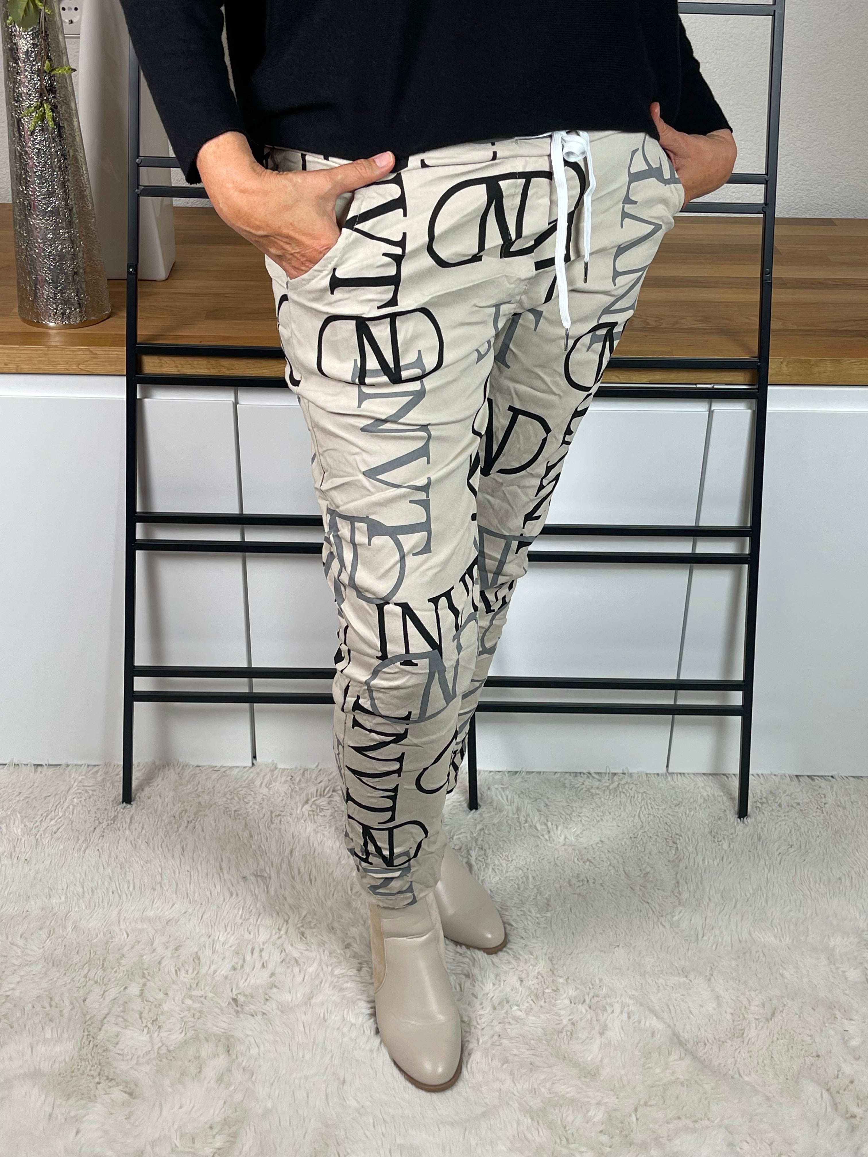 •	Jogginghose mit Schriftzug
	•	JogPant mit Buchstaben
	•	Jogginghose mit Print
	•	Jogginghose mit Lettern
	•	Jogginghose bedruckt
	•	Bedruckte JogPant
	•	Jogginghose mit Text
	•	Jogger mit Schriftzug