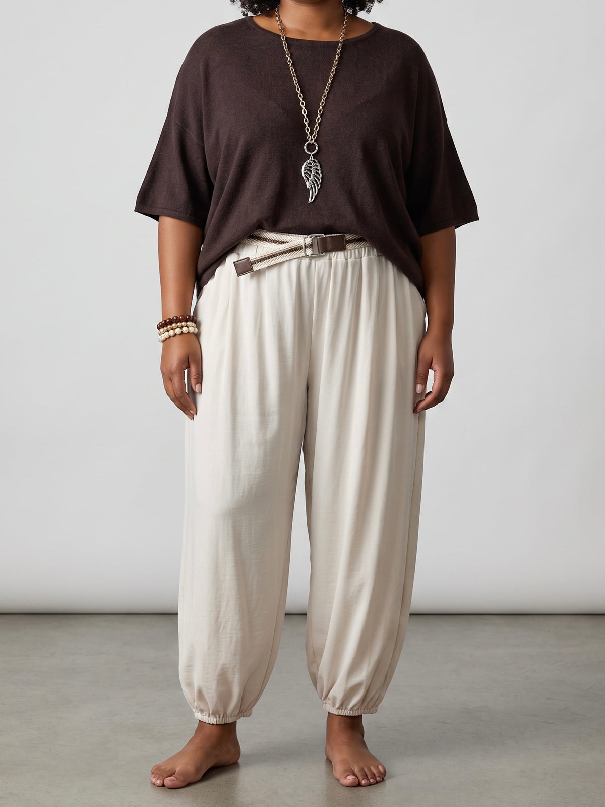 Elegante Ballonhose mit elastischem Bund und Gürtel in hellbeige