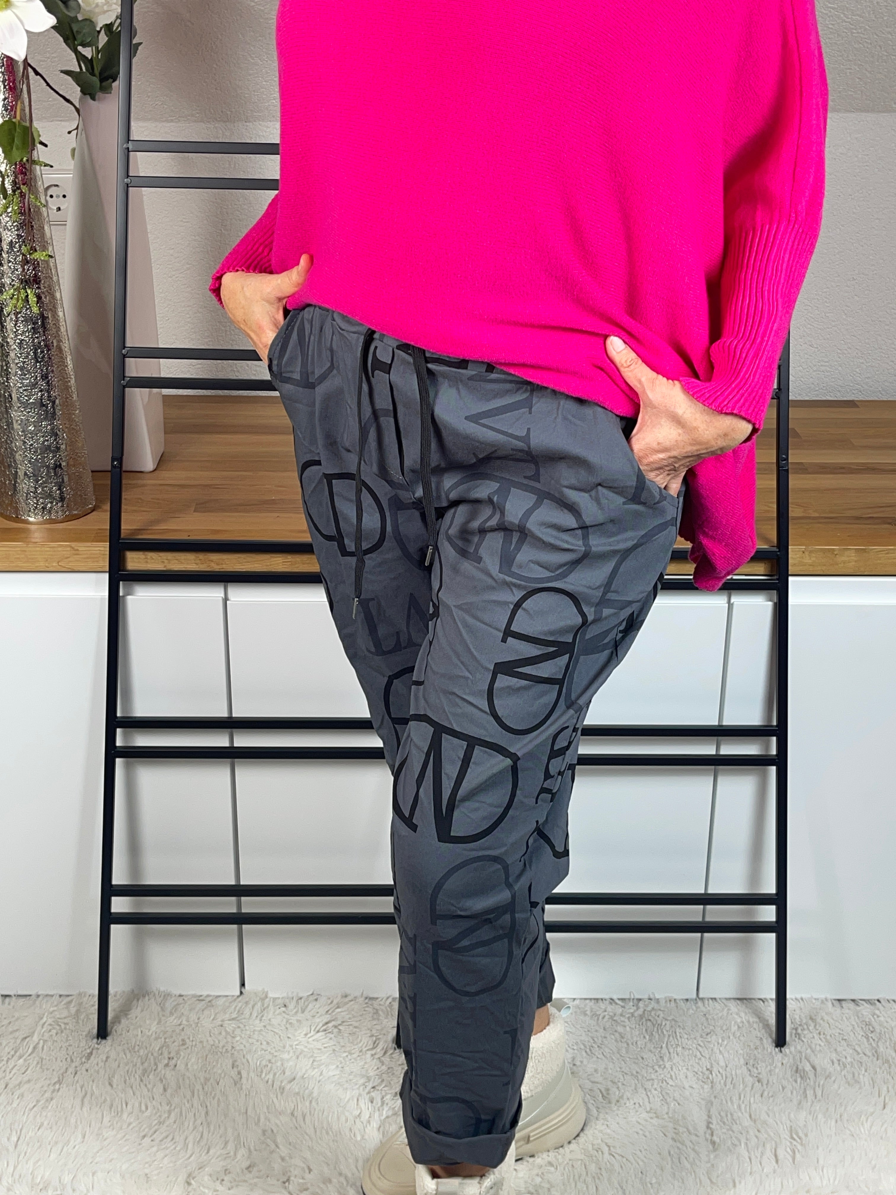 •	Jogginghose mit Schriftzug
	•	JogPant mit Buchstaben
	•	Jogginghose mit Print
	•	Jogginghose mit Lettern
	•	Jogginghose bedruckt
	•	Bedruckte JogPant
	•	Jogginghose mit Text
	•	Jogger mit Schriftzug