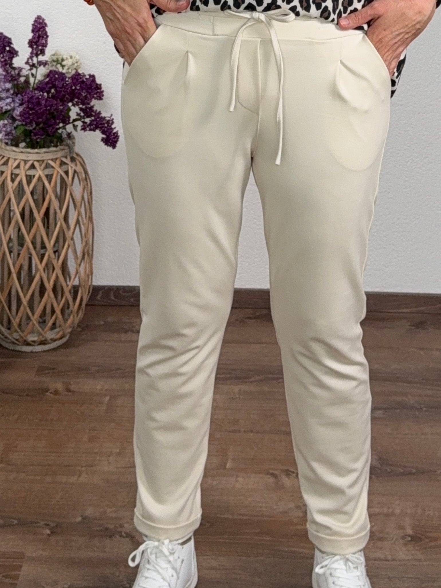 Jogpant mit Umschlag von „Esvivid“ in champagner
