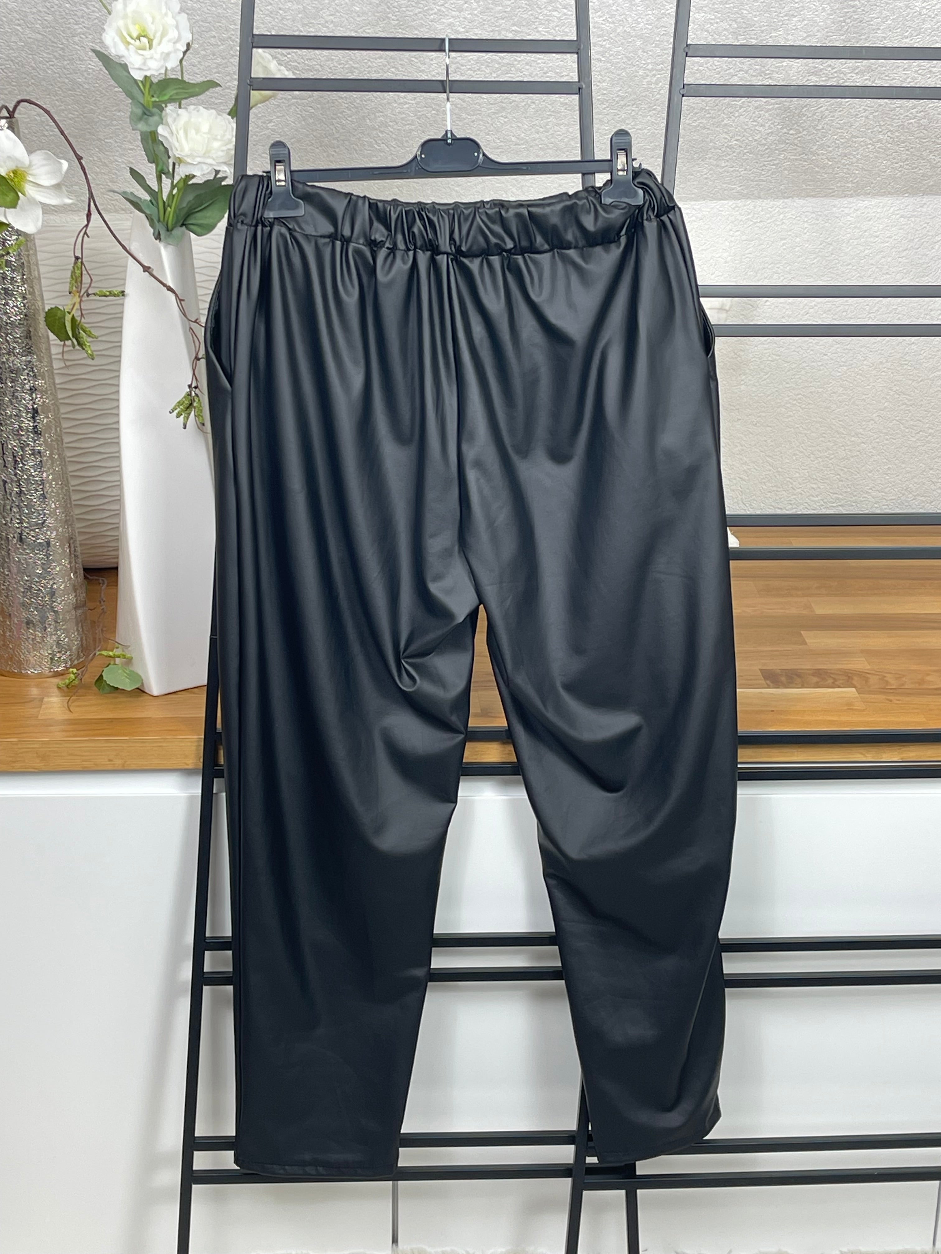 Damen Jogpant „Kunstleder“ Gr. 44 -52 in schwarz