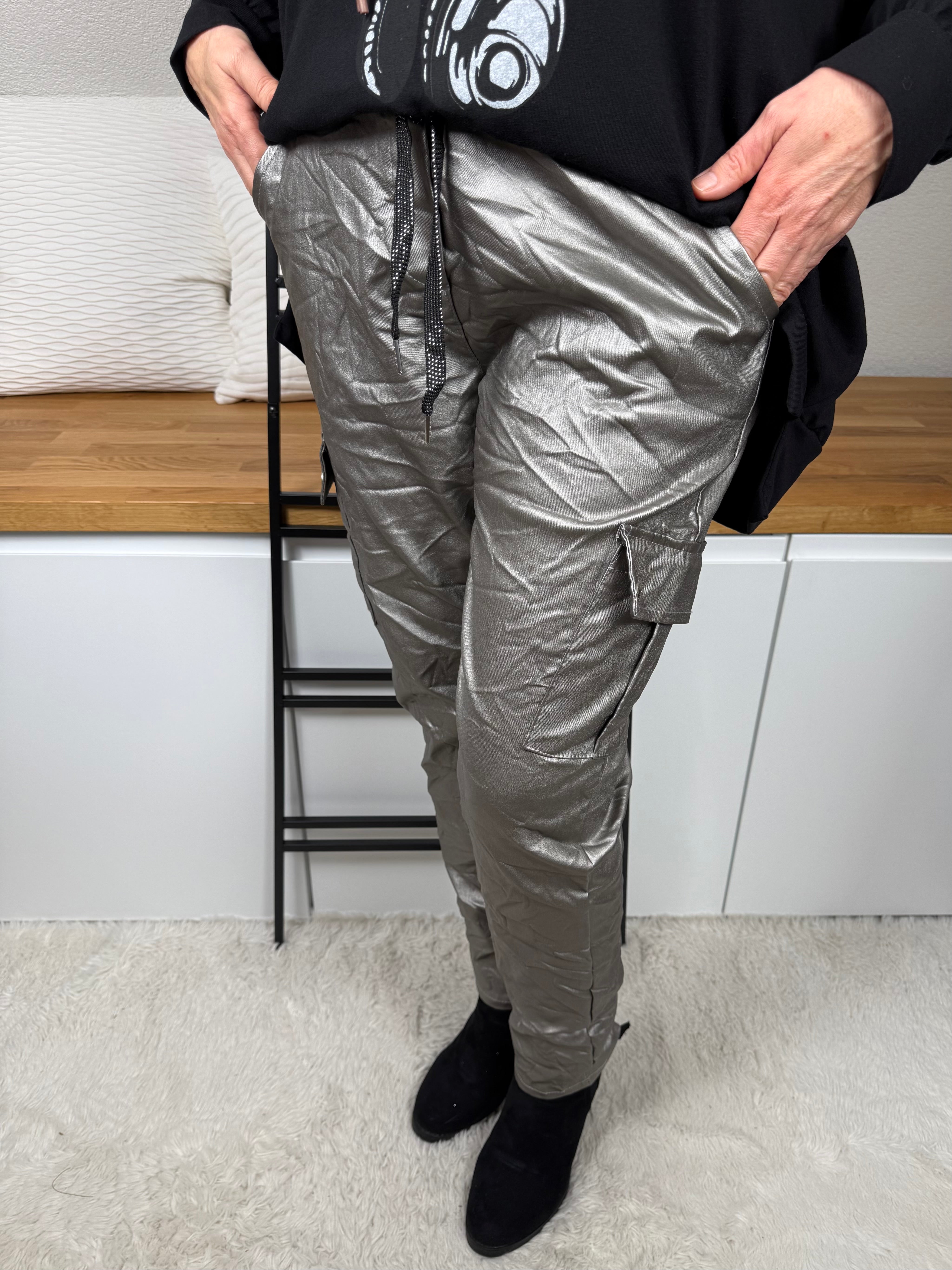 Damen Cargo Jogpant „Kunstleder“ Gr. 44 - 48 in silbergrau