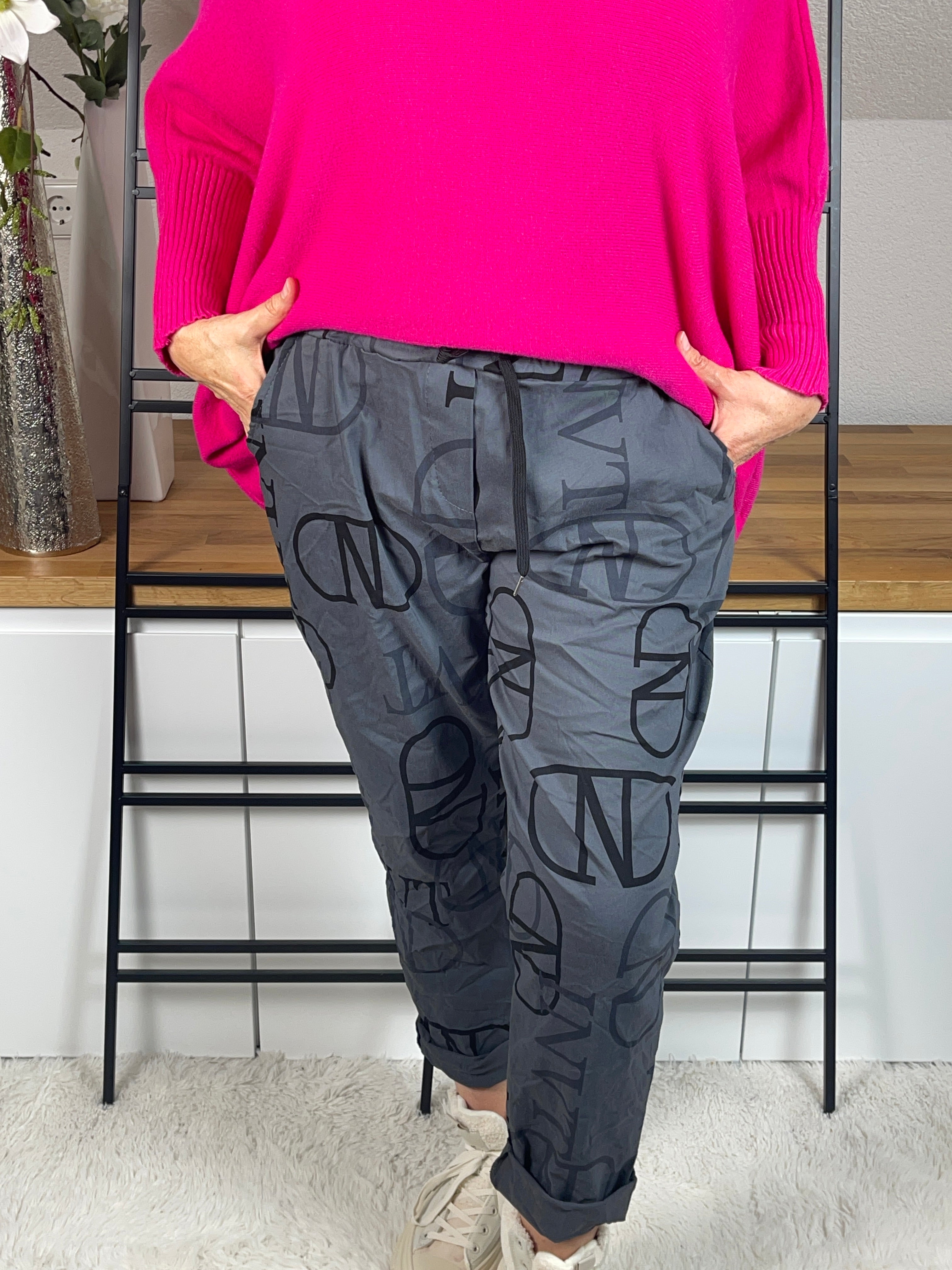 •	Jogginghose mit Schriftzug
	•	JogPant mit Buchstaben
	•	Jogginghose mit Print
	•	Jogginghose mit Lettern
	•	Jogginghose bedruckt
	•	Bedruckte JogPant
	•	Jogginghose mit Text
	•	Jogger mit Schriftzug