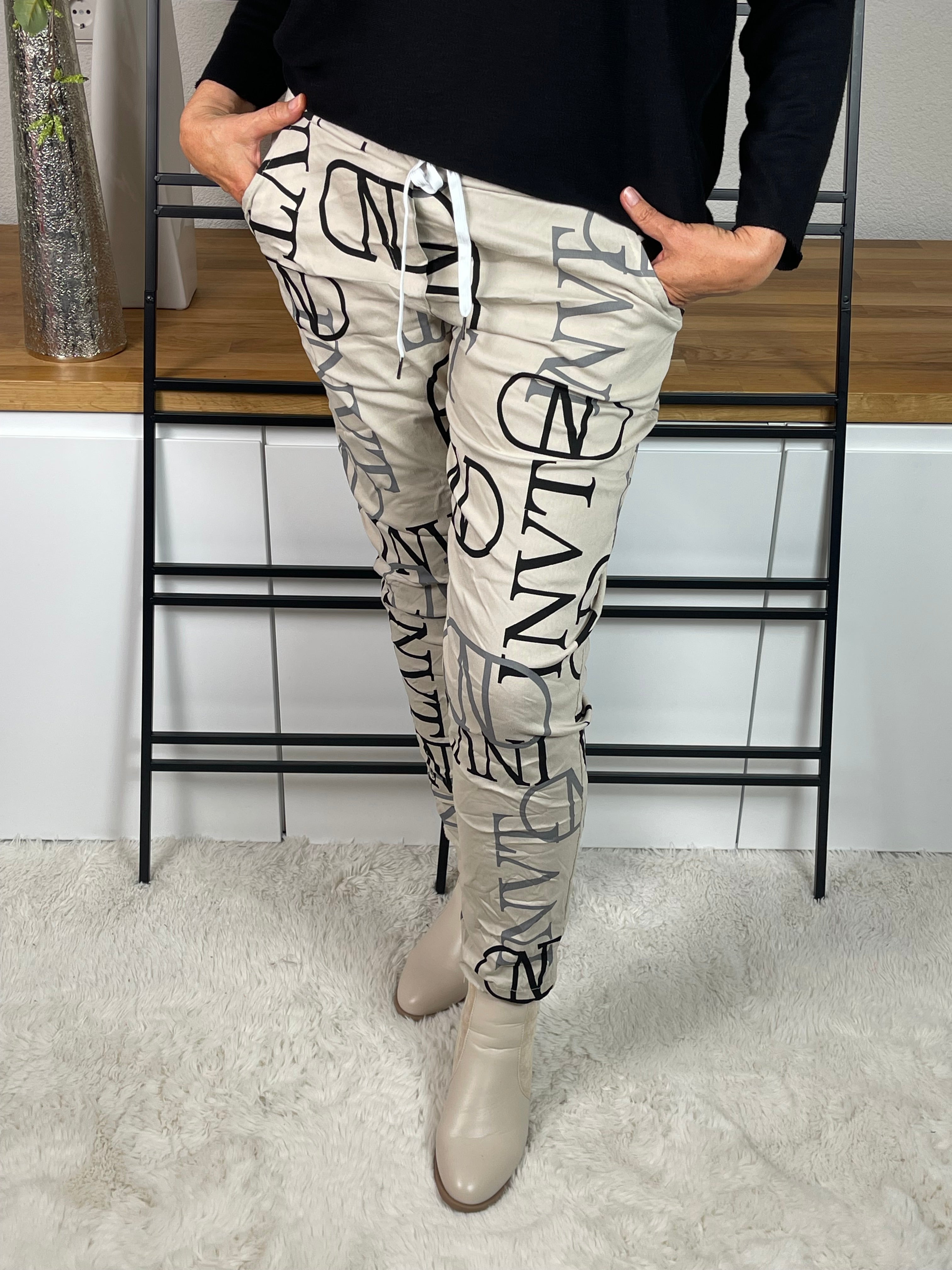 •	Jogginghose mit Schriftzug
	•	JogPant mit Buchstaben
	•	Jogginghose mit Print
	•	Jogginghose mit Lettern
	•	Jogginghose bedruckt
	•	Bedruckte JogPant
	•	Jogginghose mit Text
	•	Jogger mit Schriftzug