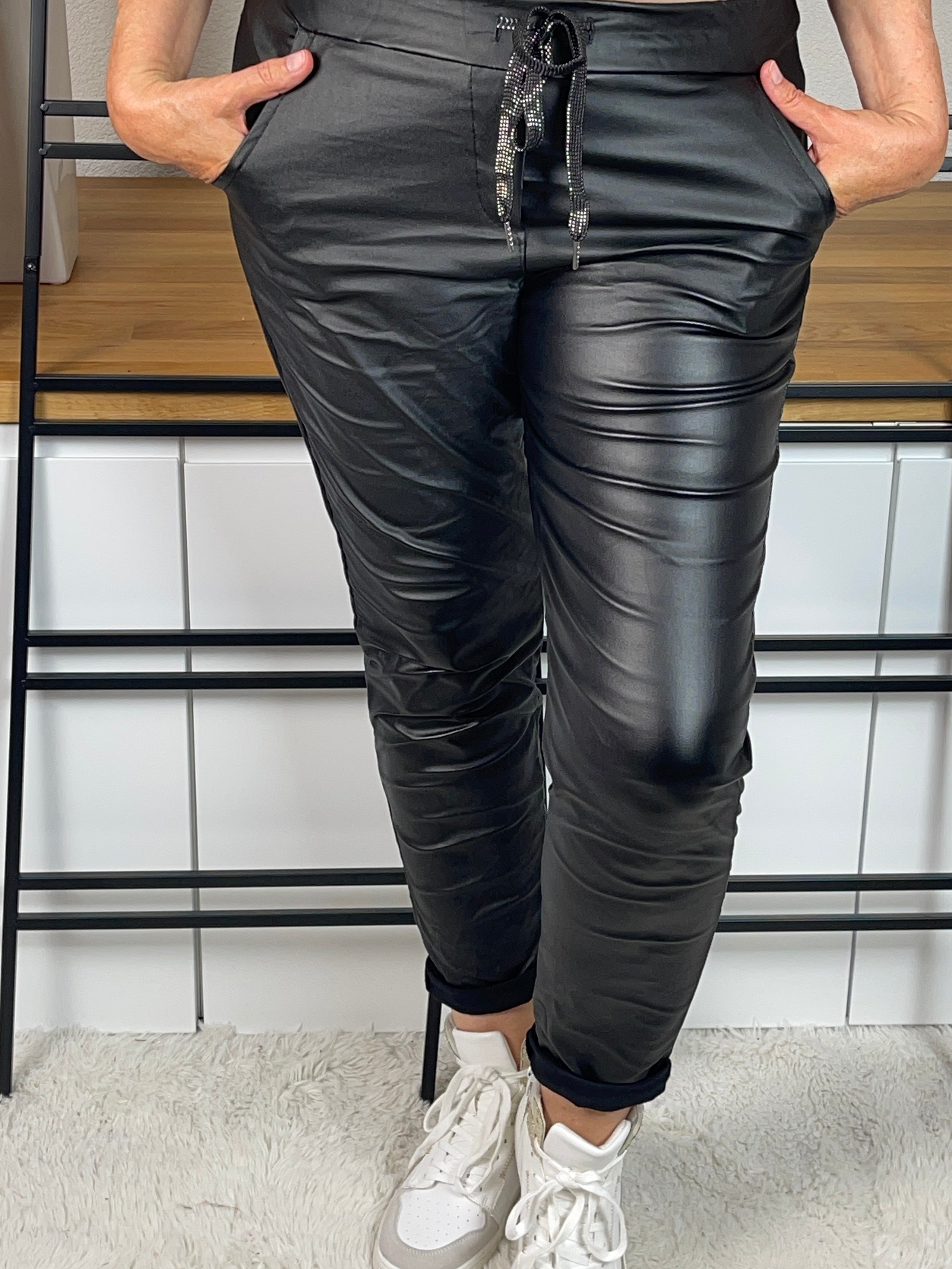 !!!!KEINE RETOURE MÖGLICH!!!! 
Jogpant „Kunstleder“ Gr. 38 - 42 in 2 Farben