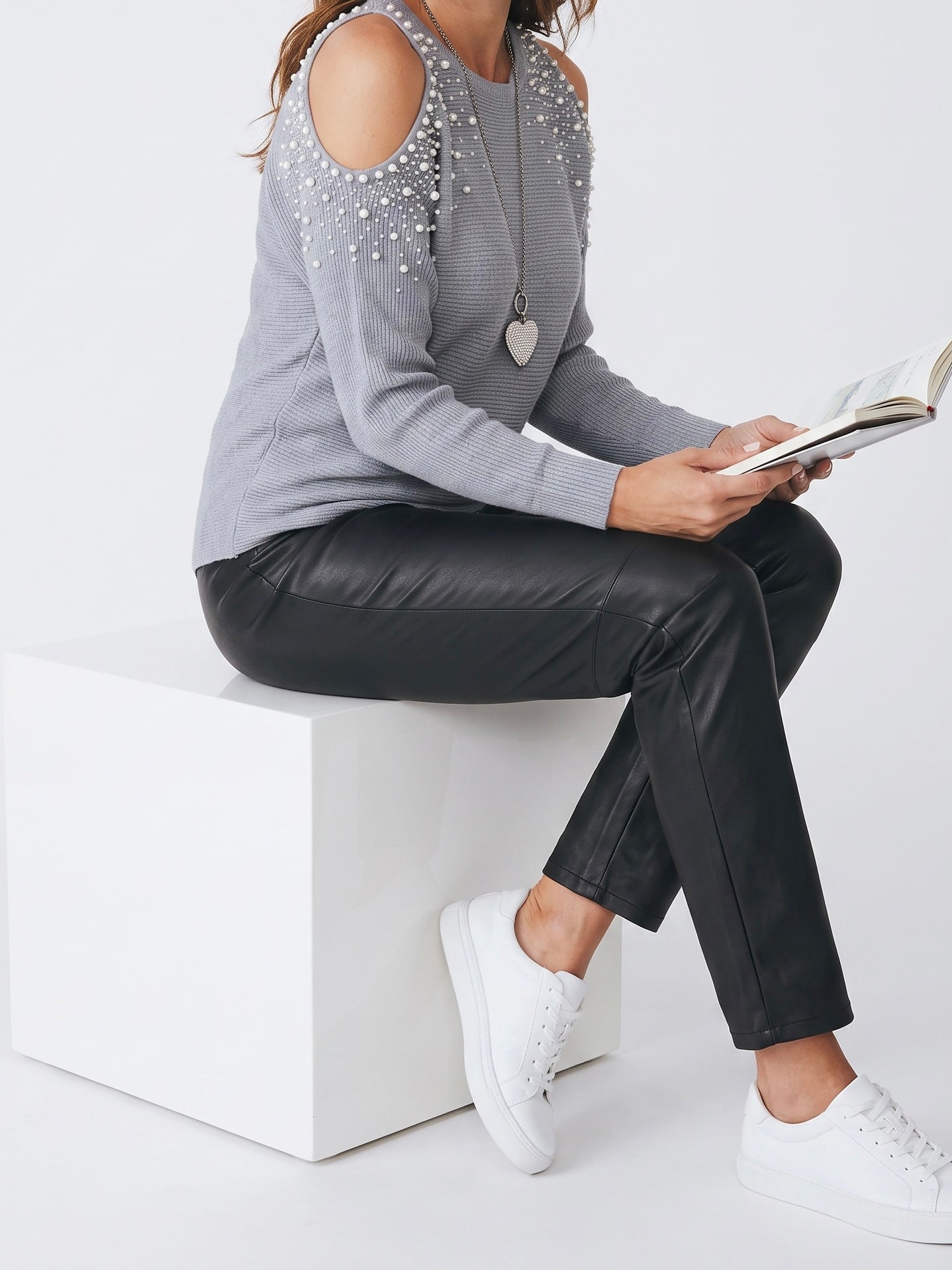 Eleganter Feinstrick Off - Shoulder Pullover mit Glitzer und Pailletten in 2 Farben