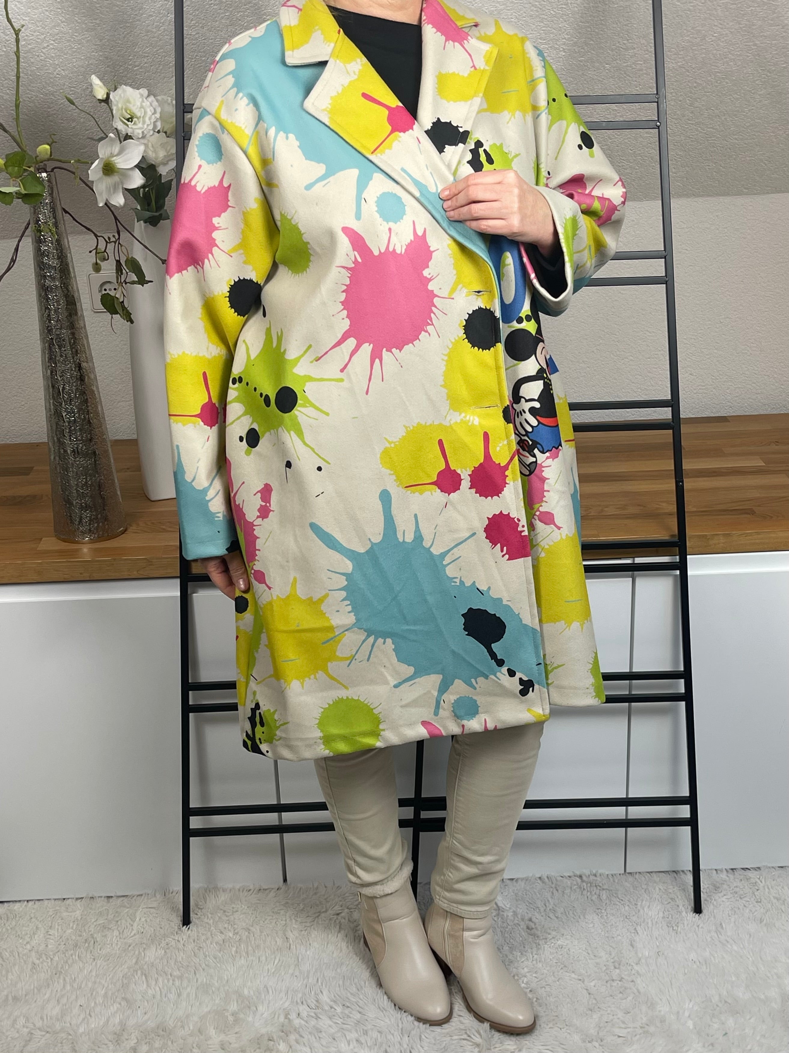 Detaillierte rechte Seitenansicht des „Mickey - Mouse“Oversize-Mantels aus Velour-Optik mit 50 % Wollanteil, buntem Mickey-Maus-Motiv, seitlicher Tasche und schwarzen Knöpfen zum Schließen, in cremeweiß-bunt