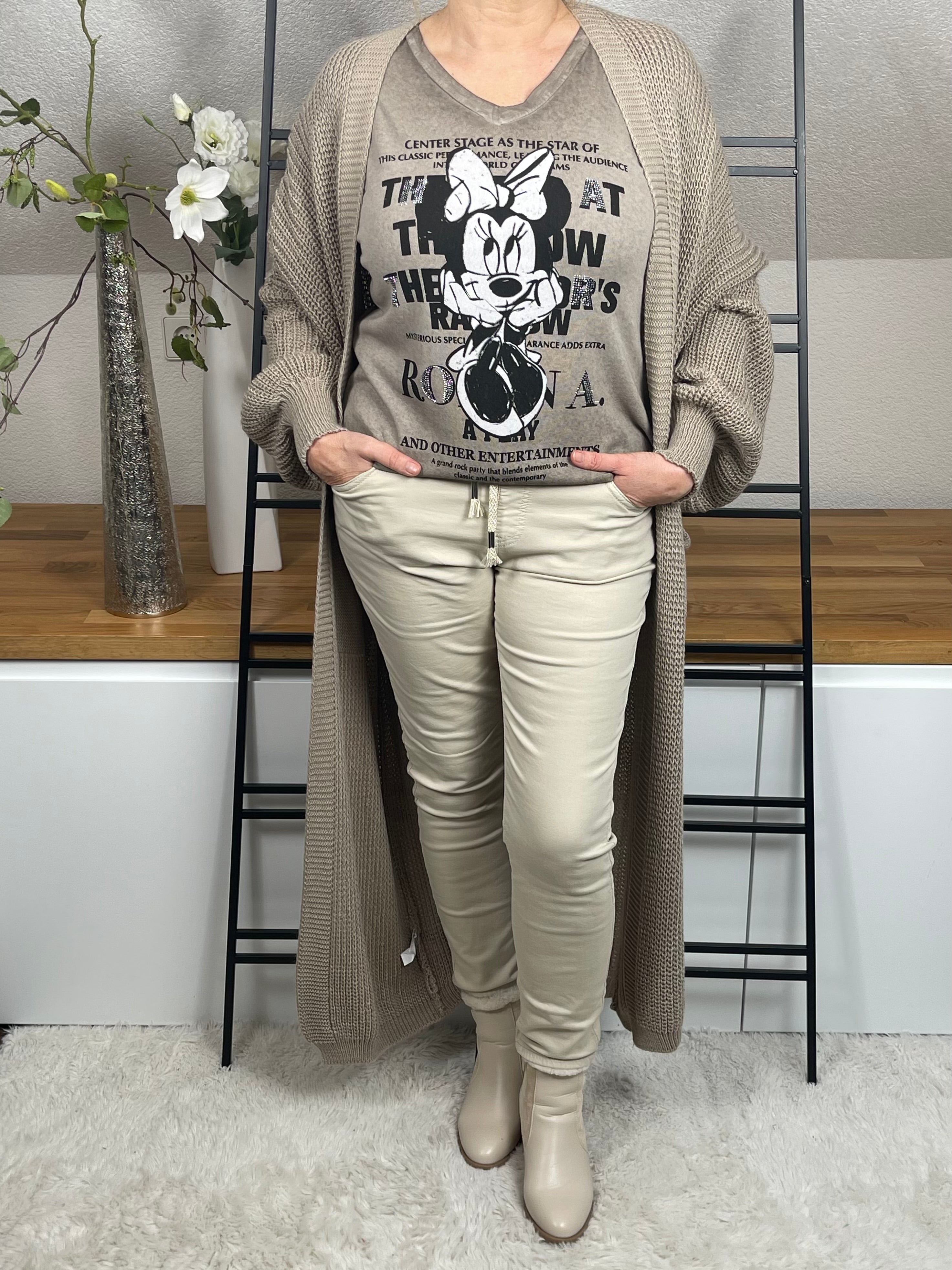 Mickey-Damenshirt langarm in taupe, aus 100 % Baumwolle mit V-Ausschnitt, Glitzer- und Pailletten-Details, kombiniert mit einem taupefarbenen Strickmantel, Frontansicht