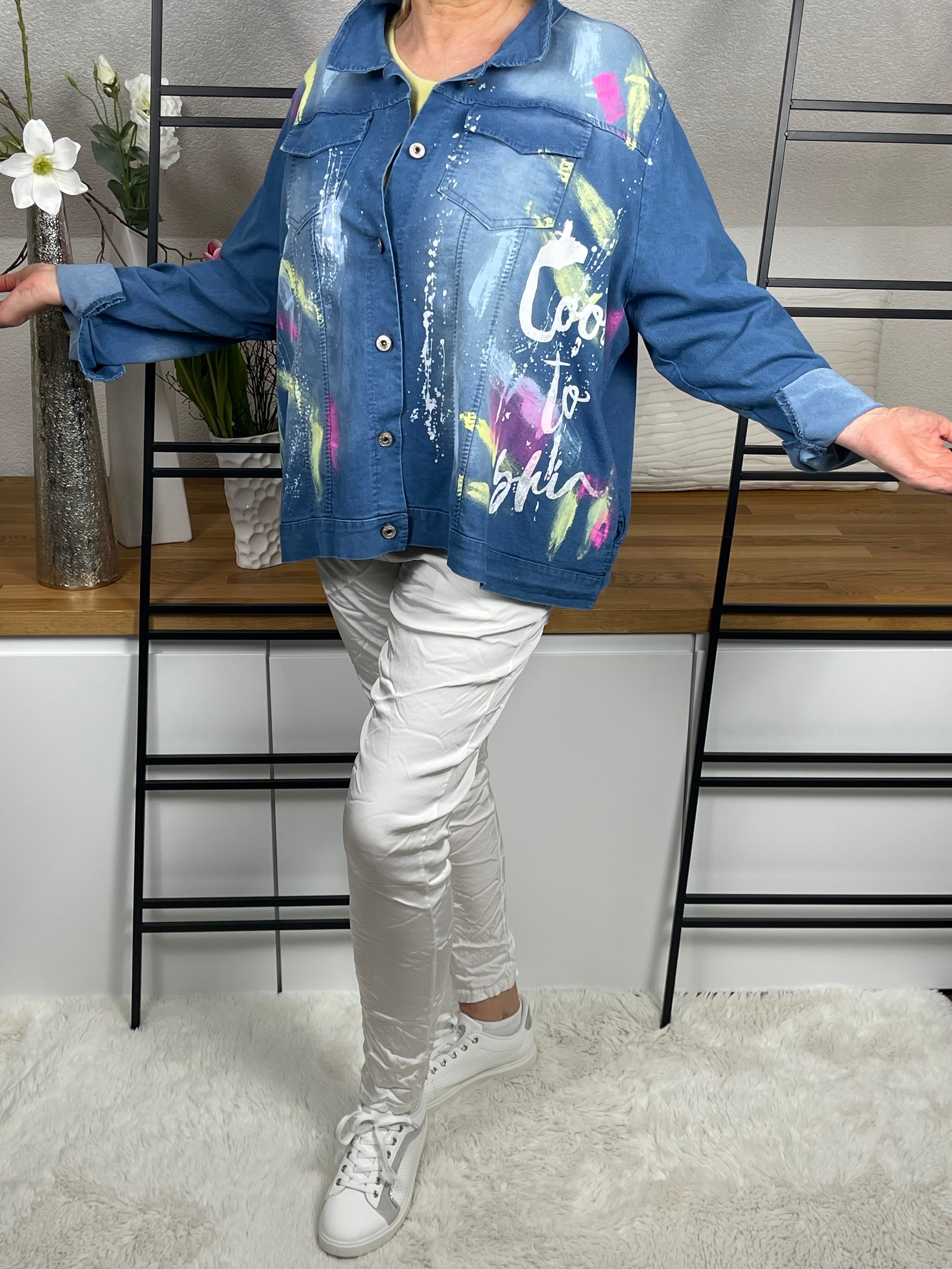 !!!!KEINE RETOURE MÖGLICH!!!!Leichte Damen - Jeansjacke mit „ Special Print“ Einheitsgrösse Gr. 44 - 48 in blau - bunt