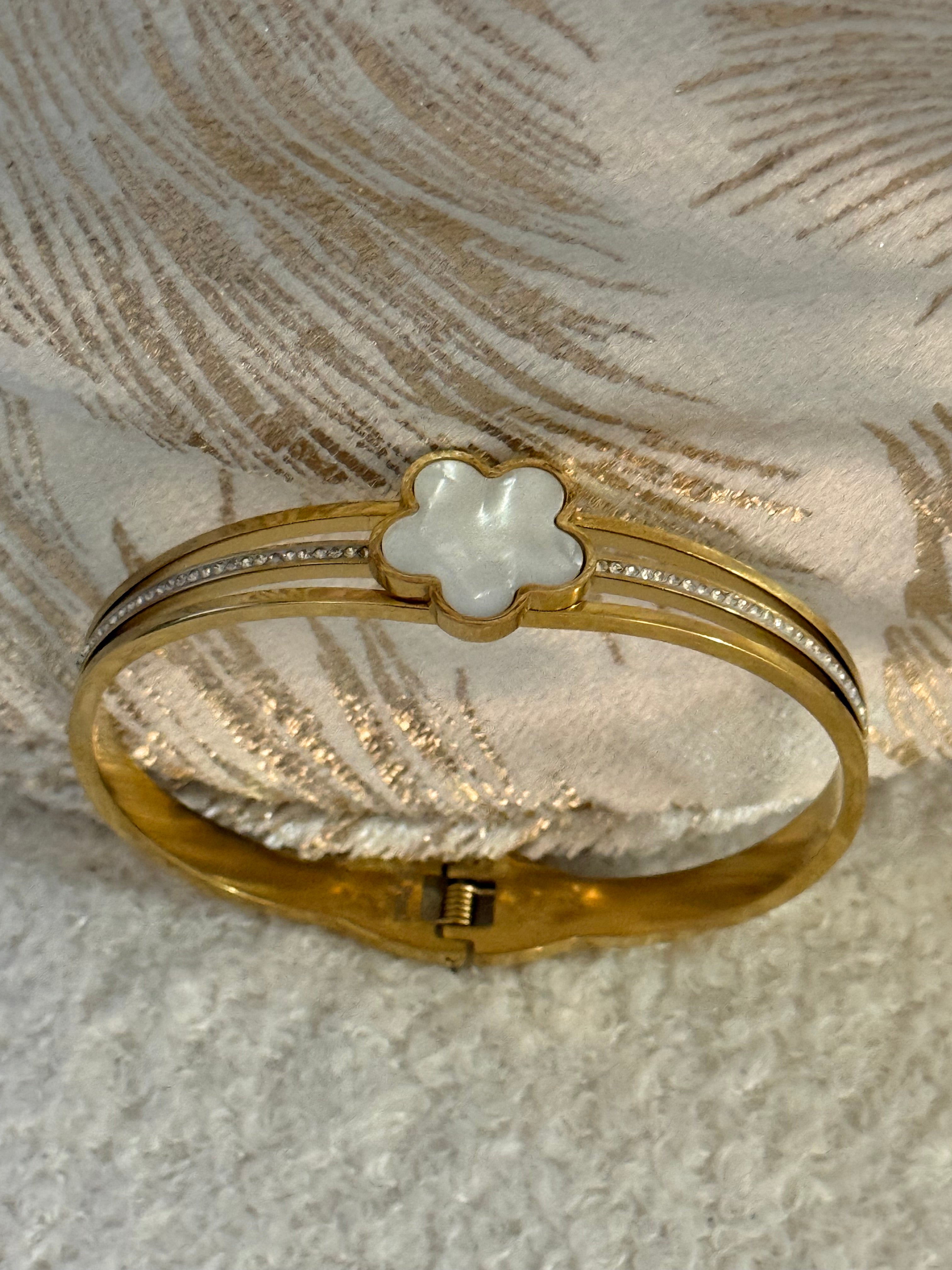 Damen - Armreif „Blüte“ mit Magnetverschluß in gold