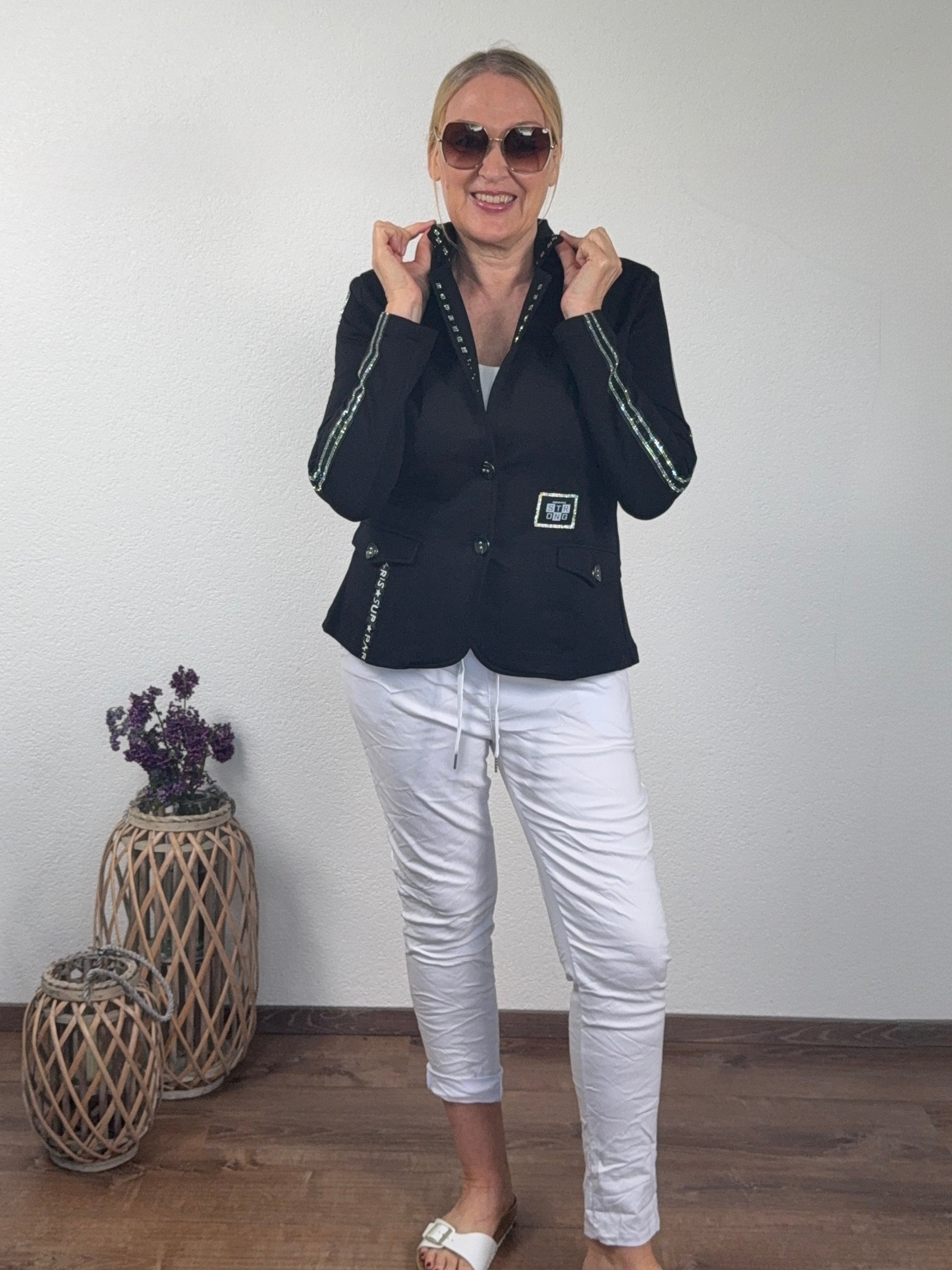 Hochwertiger, extravaganter Blazer „Totenkopf“ von „EU-Queen“ Gr. 36 bis 42 in schwarz