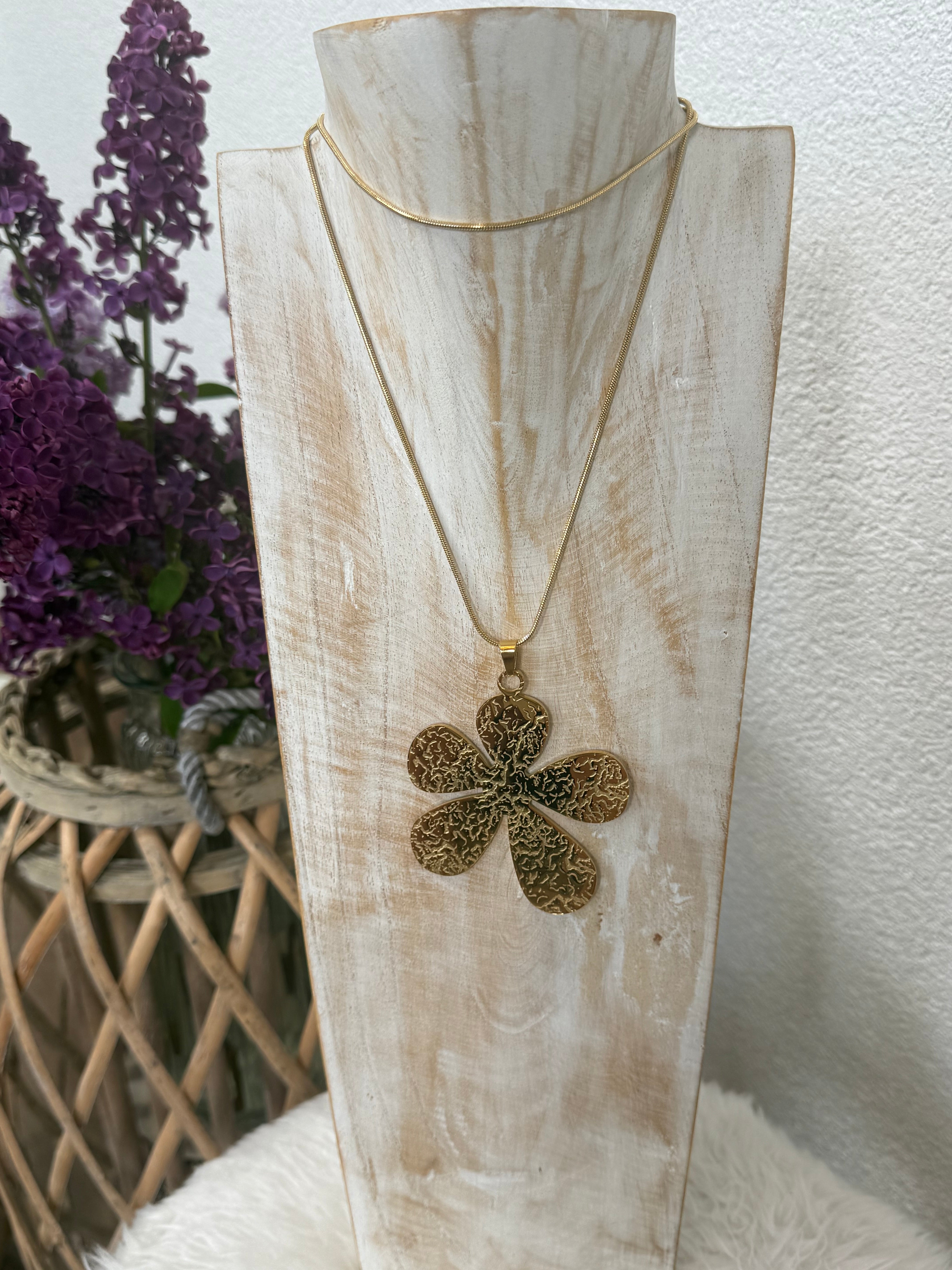 Lange Edelstahl - Kette „Blume“ in gold gehämmert