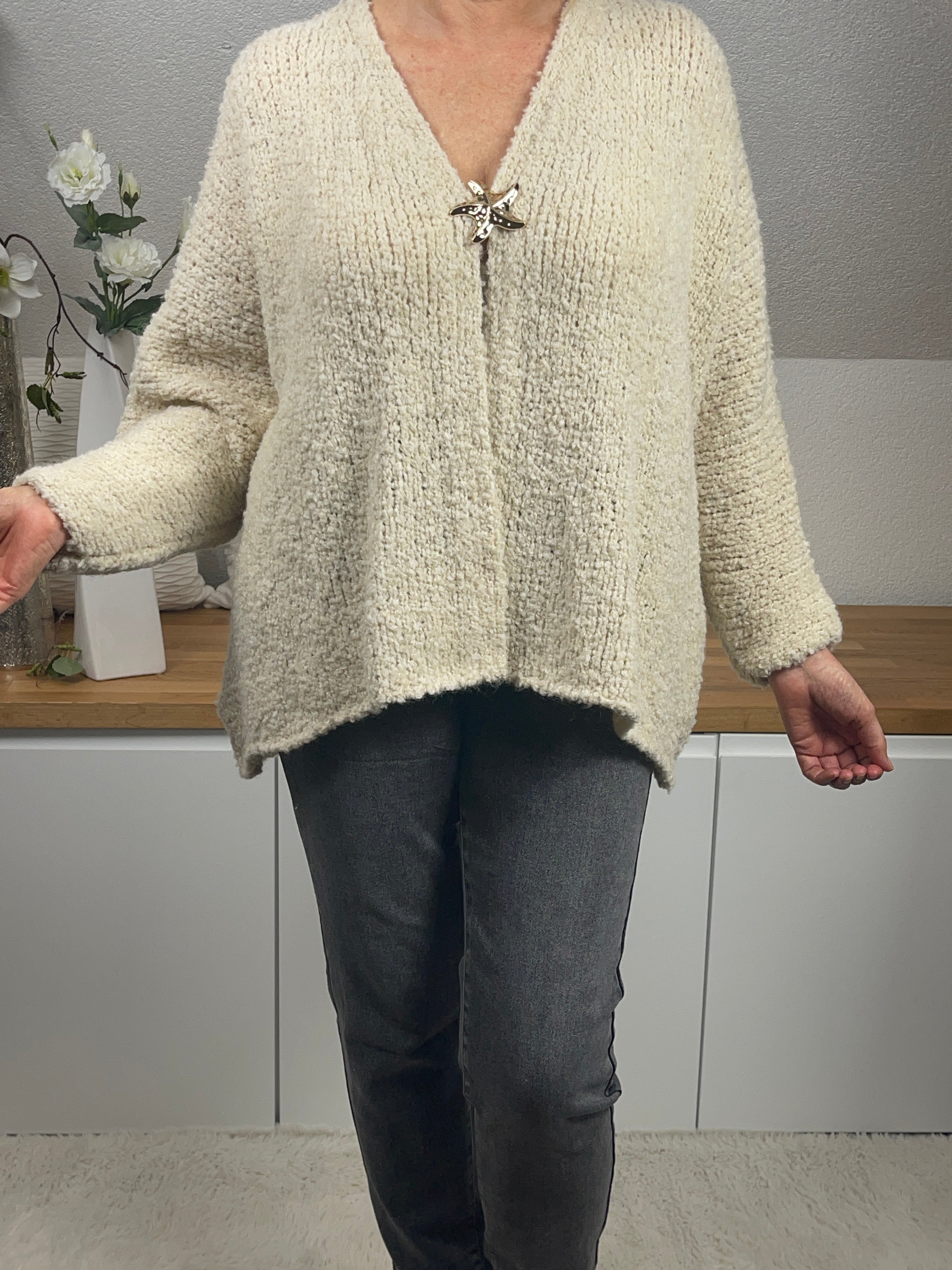 !!!KEINE RETOURE MÖGLICH !!! Hochwertige Damen „Boucle“ Strickjacke mit Brosche und Alpaka Einheitsgrösse Gr. 38 - 46 in 4 Farben