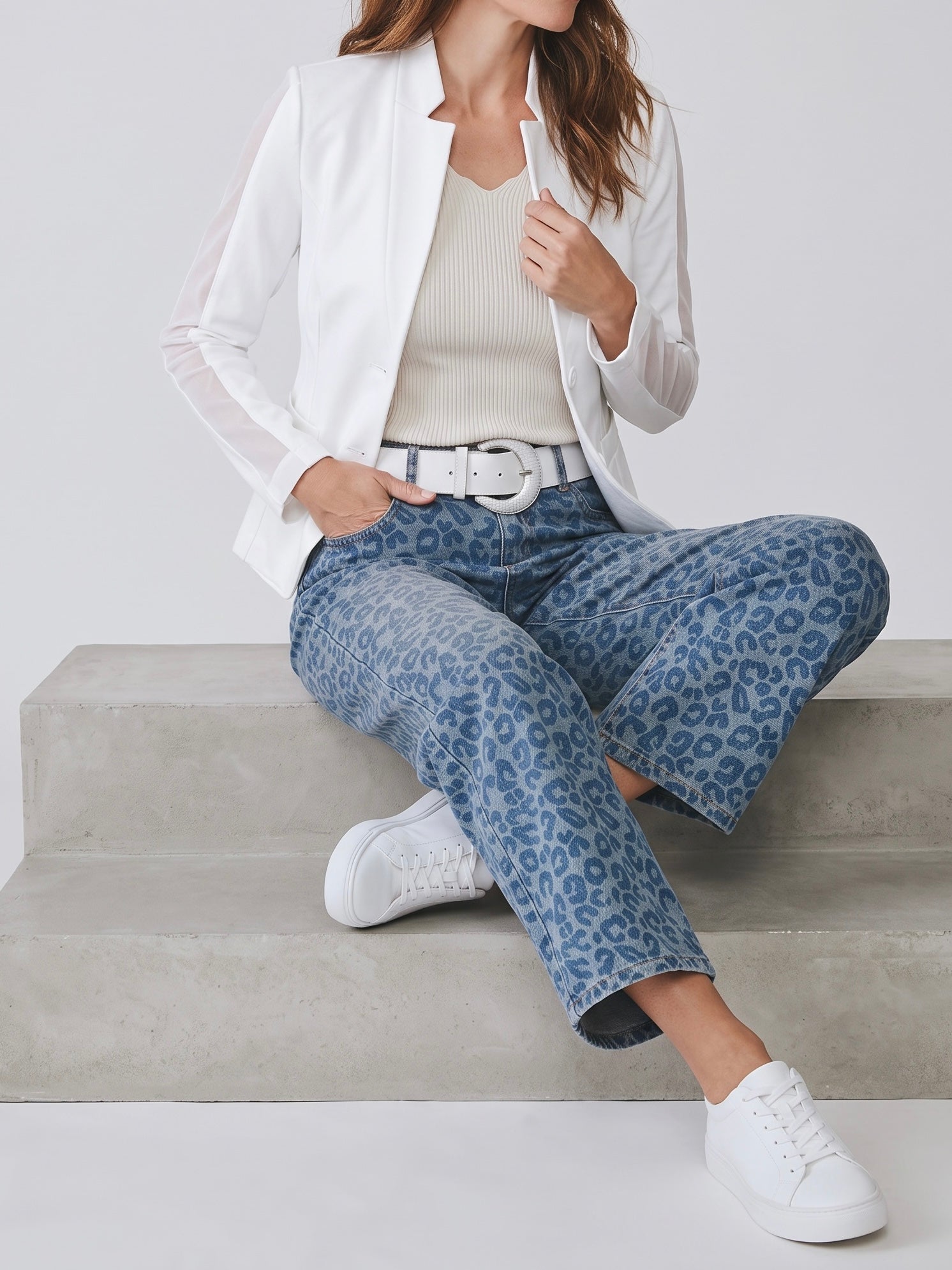 Eleganter leicht taillierter Blazer mit seitlichen Gallonstreifen in weiß