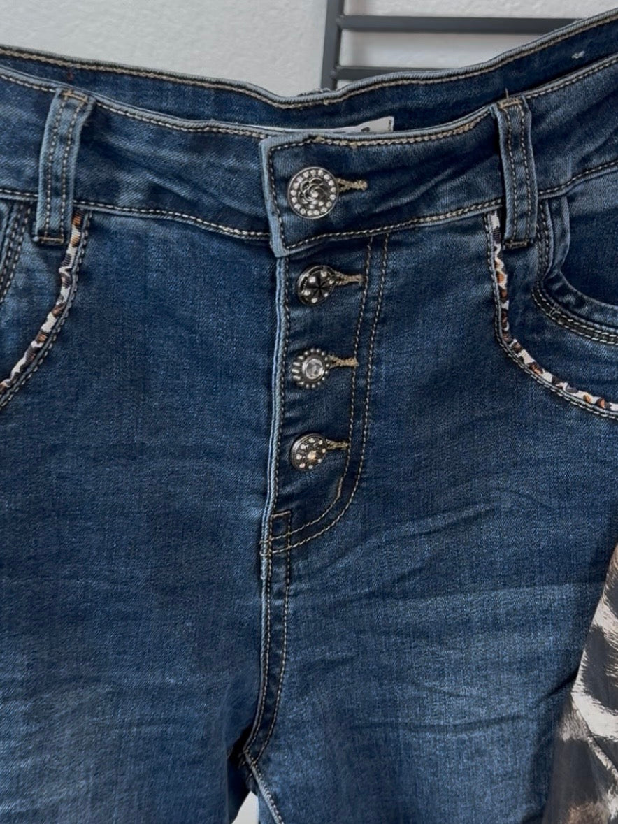 Jeans mit „Animal“ Verzierungen an den Taschen in blau