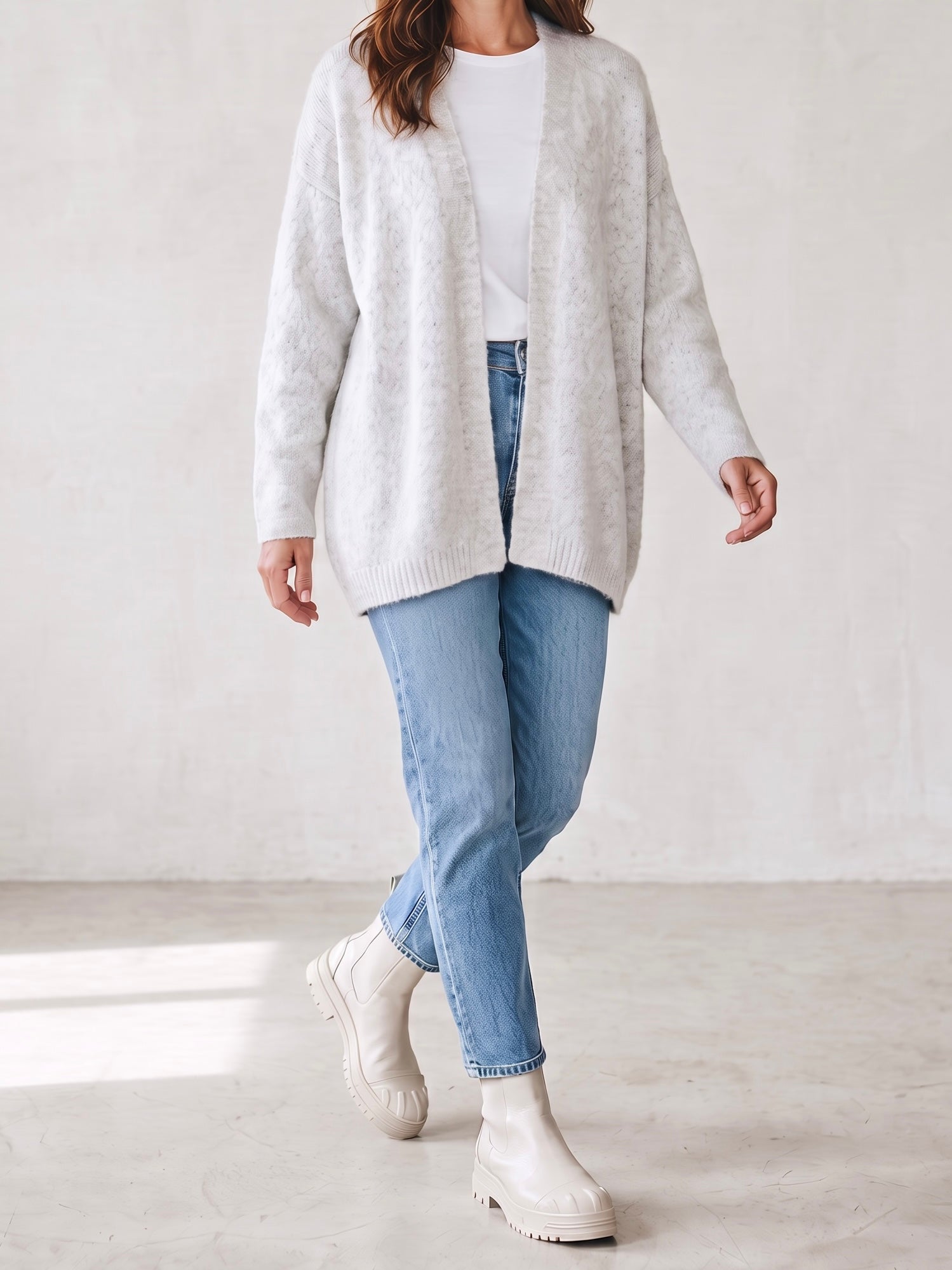 Kurzer Feinstrick - Cardigan in weiß - grau