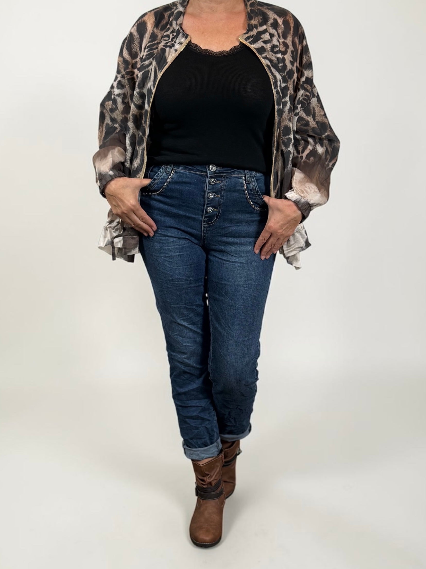 Jeans mit „Animal“ Verzierungen an den Taschen in blau