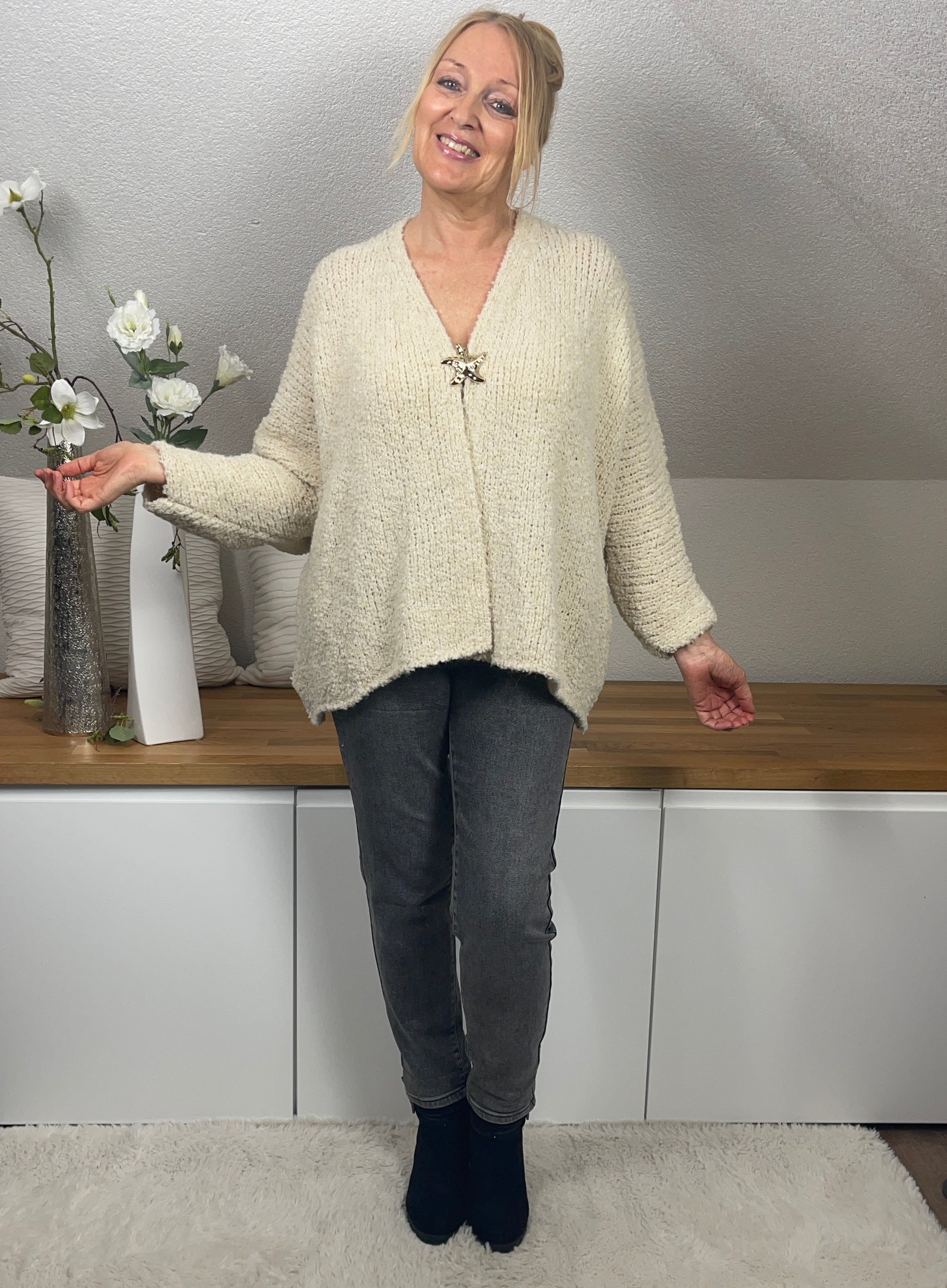 !!!KEINE RETOURE MÖGLICH !!! Hochwertige Damen „Boucle“ Strickjacke mit Brosche und Alpaka Einheitsgrösse Gr. 38 - 46 in 4 Farben